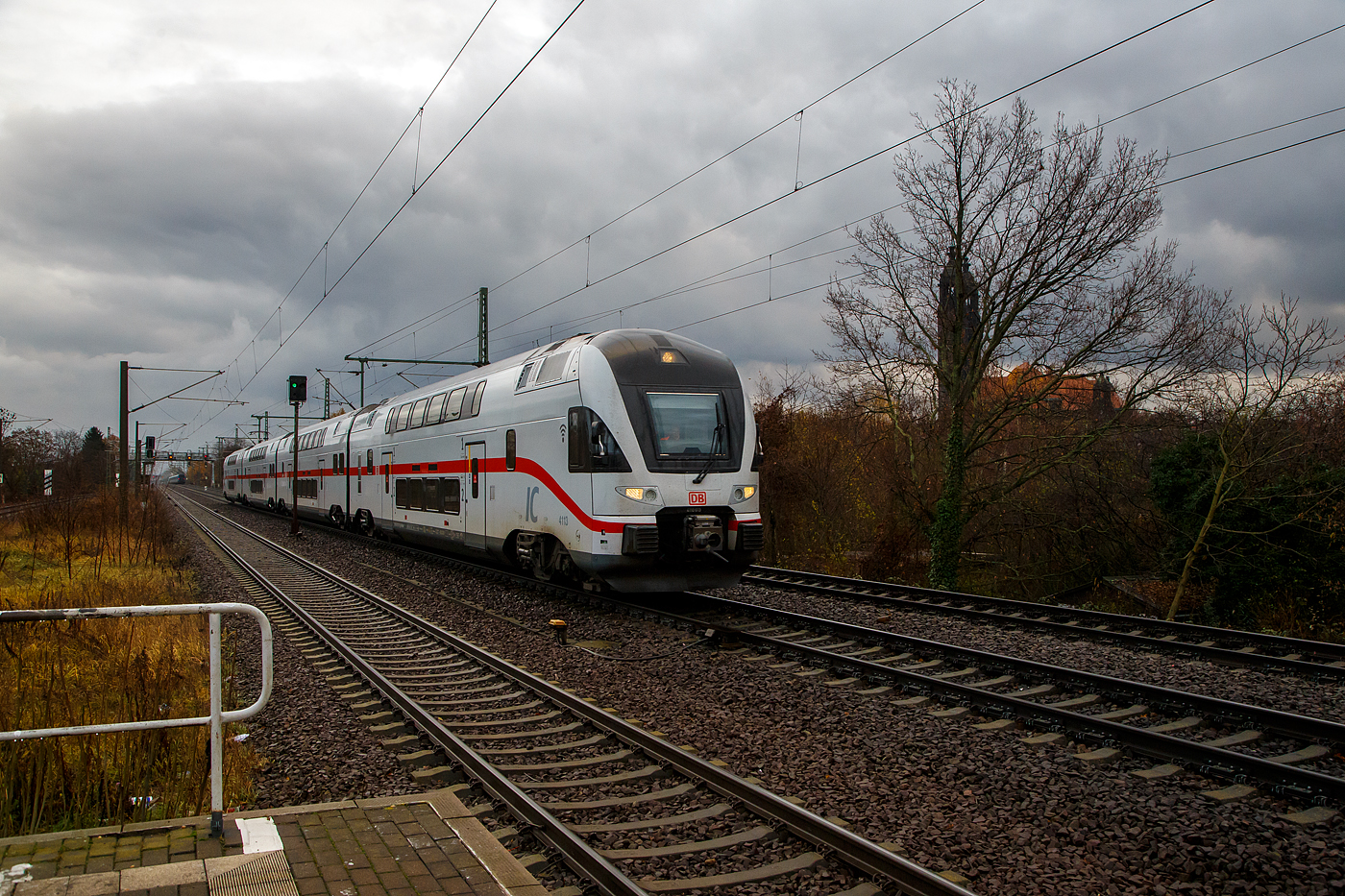 Der vierteilige Stadler KISS - IC2 4113 der Baureihe 4110 (ex Westbahn) der DB Fernverkehr AG fährt am 16.05.2022, auf Leerfahrt zur Bereitstellung, durch den Bahnhof Dresden-Strehlen zum Dresden Hbf, 
wo er dann als IC 2174 (Dresden - Berlin - Rostock – Warnemünde) bereitgestellt wird.

Diese vierteilige Stadler KISS - Garnitur IC 4113 besteht aus 93 85 4110 113-6 CH-DB / 93 85 4110 413-0 CH-DB / 93 85 4110 513-7 CH-DB / 93 85 4110 613-5 CH-DB. 

Die Triebzüge wurden 2017 von der Stadler Rail AG für die österreichische WESTbahn gebaut, seit Dezember 2019 sind, 9 dieser KISS. bei der DB Fernverkehr AG. Nach Anpassungen erfolgte die Betriebsaufnahme im März 2020. Diese Triebzüge sind in der Schweiz eingestellt/registriert und haben die Zulassungen für die Schweiz, Österreich und Deutschland. Eigentlich wollte die DB die Züge um ein Wagenteil verlängern, da dies aber eine komplette neue Zulassung durch das EBA erfordert hätte, hat man davon Abstand genommen. 

 KISS  - das heißt: Komfortabler Innovativer Spurtstarker S-Bahn-Zug. Aber nicht nur die DB Regio AG setzt auf die  KISS -Doppelstockzüge des Schweizer Herstellers Stadler Rail bzw. Stadler Pankow, auch DB Fernverkehr erweitert seine Intercity 2-Flotte durch den Kauf von 17 hochwertigen gebrauchten Doppelstockzügen dieses Typs, die bisher bei der österreichischen Westbahn im Einsatz waren. Die Fahrzeuge sind größtenteils erst zwei Jahre alt und haben bei den Kunden in Österreich höchste Zufriedenheitswerte erreicht.