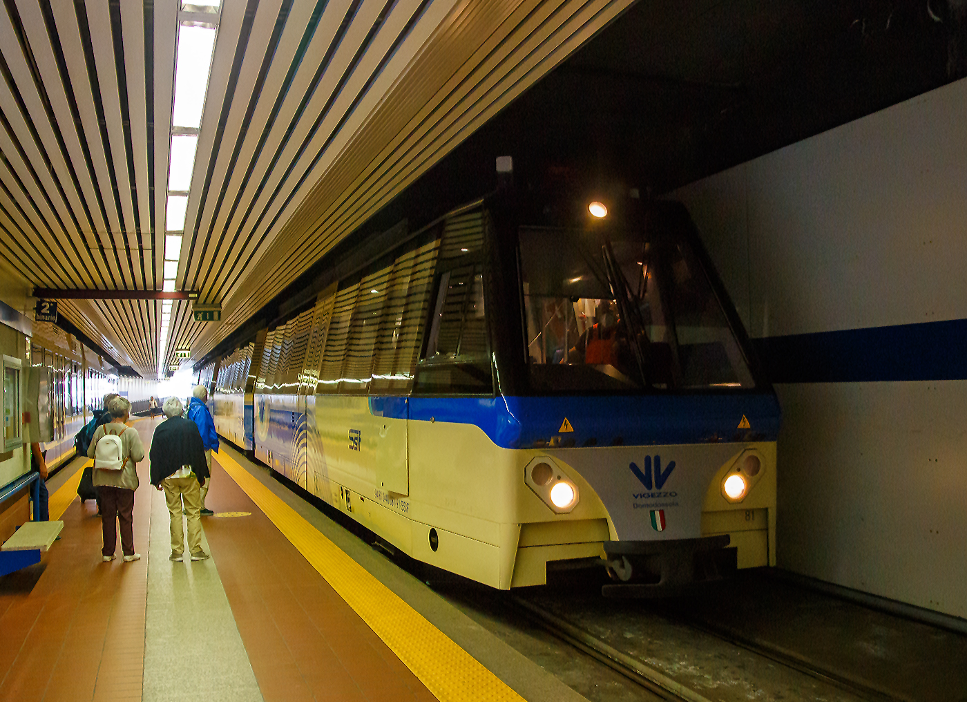 Der vierteiliger SSIF Panoramatriebzug ABe 12/16 - 81 (nun auch mit UIC-Nummer 94 83 3440 081-9 I-SSIF) erreicht am 07 September 2021 den SSIF Bahnhof Domodossola.

Obwohl wir ein g�ltiges Ticket hatten, hatte auch dieser Triebzug nach Locarno keinen Platz f�r uns. Durch die Corona Pandemie durfte nur jeder 2. Sitzplatz belegt werden und die anderen waren reserviert. So hatte uns die SSFI sehr entt�uscht, wenn wann die Z�ge nur zur H�lfte f�llt, so h�tte man doch zus�tzliche Z�ge einstellen k�nne. Wir w�ren auch in Etappen gefahren. 

Eigentlich wollten wir �ber Locarno nach Lugano, so ging es sp�ter �ber Brig nach Spiez und M�lenen. Wir hatten dort auch einen sch�nen Tag, aber ge�rgert hat es uns schon doch sehr.
