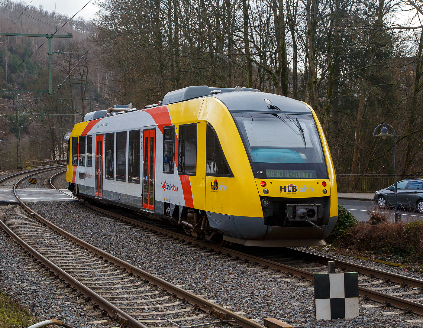 Der VT 202 Abp (95 80 0640 102-9 D-HEB), ein Alstom Coradia LINT 27 der HLB - Hessische Landesbahn (3LänderBahn) verlässt am 04.02.2023, als RB 90  Westerwald-Sieg-Bahn  (Siegen - Betzdorf/Sieg - Au/Sieg - Altenkirchen – Westerburg), den Bahnhof Kirchen (Sieg) und fährt weiter in Richtung Betzdorf.

Der Triebwagen wurde 2004 Alstom (LHB) in Salzgitter unter der Fabriknummer 1187-002 für die vectus Verkehrsgesellschaft mbH gebaut, mit dem Fahrplanwechsel am 14.12.2014 wurden alle Fahrzeuge der vectus nun Eigentum der HLB.
