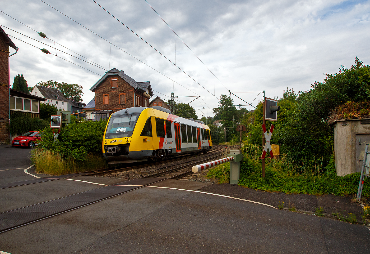 Der VT 203 ABp (95 80 0640 103-7 D-HEB), ein Alstom Coradia LINT 27 der HLB, ex vectus VT 203, fährt am 27.06.2023, als RB 90  Westerwald-Sieg-Bahn  (Siegen - Betzdorf/Sieg – Au/Sieg - Altenkirchen) von Kirchen/Sieg weiter in Richtung Betzdorf/Sieg, hier beim BÜ km 121,192 (Kirchen, Molzbergstraße).

Der Alstom Coradia LINT 27 wurde 2004 von Alstom (vormals Linke-Hofmann-Busch GmbH (LHB) in Salzgitter-Watenstedt unter der Fabriknummer 1187-003 gebaut und an die vectus Verkehrsgesellschaft mbH, mit dem Fahrplanwechsel am 14.12.2014 wurden alle Fahrzeuge der vectus nun Eigentum der HLB.
