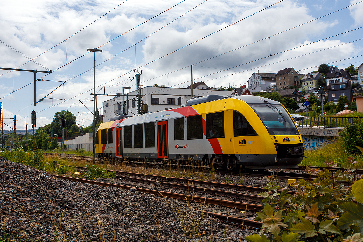 Der VT 205 Abp (95 80 0640 105-2 D-HEB), in Alstom Coradia LINT 27 der HLB (Hessische Landesbahn) bzw. der 3-Länder-Bahn verlässt am 21 Juni 2024, als RB 90  Westerwald-Sieg-Bahn  (Limburg/Lahn – Westerburg – Altenkirchen – Au/Sieg – Betzdorf/Sieg – Siegen), den Bahnhof Niederschelden in Richtung Siegen.

Der LINT 27 wurde 2004 von Alstom (ex LHB) in Salzgitter-Watenstedt unter der Fabriknummer 1187-005 gebaut und als VT 205 an die vectus Verkehrsgesellschaft mbH geliefert. Mit dem Fahrplanwechsel zum Dezember 2014 wurden alle Fahrzeuge der vectus von der HLB übernommen.

