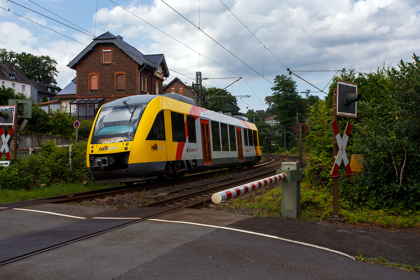Der VT 205 ABp (95 80 0640 105-2 D-HEB), ein Alstom Coradia LINT 27 der HLB (Hessische Landesbahn) / 3L�nderBahn f�hrt am 22 Juni 2024, als RB 90  Westerwald-Sieg-Bahn  (Kreuztal – Siegen - Betzdorf/Sieg – Au/Sieg – Altenkirchen/Westerwald) durch Kirchen/Sieg in Richtung Betzdorf, hier beim B� km 121,192 der Siegstrecke KBS 460

Der LINT 27 wurde 2004 von ALSTOM Transport Deutschland GmbH (vormals LHB - Linke-Hofmann-Busch GmbH) in Salzgitter-Watenstedt unter der Fabriknummer 1187-005 gebaut und als VT 205 an die vectus Verkehrsgesellschaft mbH geliefert. Mit dem Fahrplanwechsel zum Dezember 2014 wurden alle Fahrzeuge der vectus von der HLB �bernommen.

Die 3L�nderBahn:
Unter der Marke Dreil�nderbahn (Eigenschreibweise 3L�nderBahn) betreibt die HLB Hessenbahn Schienenpersonennahverkehr in Hessen, Nordrhein-Westfalen und Rheinland-Pfalz, woher sich auch der Name ableitet. Auftraggeber sind die Zweckverb�nde Personennahverkehr Westfalen S�d (ZWS) und SPNV-Nord (Rheinland-Pfalz-Takt) sowie der Rhein-Main-Verkehrsverbund (RMV). Die Marke wurde zum Fahrplanwechsel am 12. Dezember 2004 eingef�hrt und zehn Jahre lang von der DB Regio NRW genutzt. Zum 14. Dezember 2014 hat die HLB den Betrieb und die Marke nach einer gewonnenen Ausschreibung �bernommen. Gleichzeitig wurde das Netz der Dreil�nderbahn um zwei Linien in Rheinland-Pfalz und Hessen erweitert.