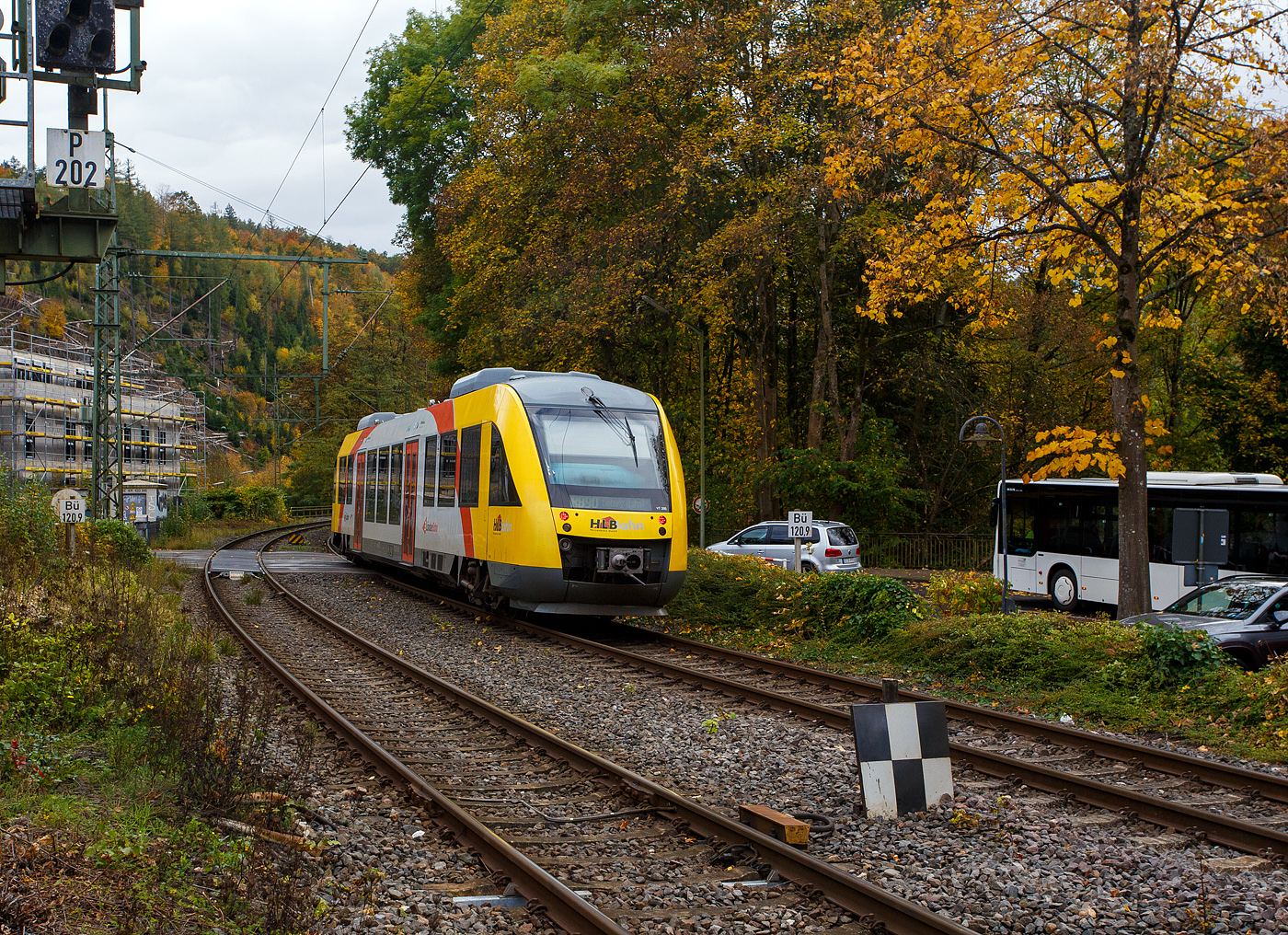 Der VT 205 ABp (95 80 0640 105-2 D-HEB), ein Alstom Coradia LINT 27 der HLB (Hessische Landesbahn) / 3LänderBahn fährt am 16 Oktober 2025, als RB 90  Westerwald-Sieg-Bahn  (Siegen - Betzdorf/Sieg – Au/Sieg – Altenkirchen/Westerwald – Westerburg – Limburg/Lahn) vom Bahnhof Kirchen/Sieg weiter in Richtung Betzdorf. Diese Triebwagen sind, gegenüber der HLB Güterlok 275 024-8 (alias DG 1131) vom Typ MaK G 1206, hier auf der Siegstecke Alltag.

Der LINT 27 wurde 2004 von ALSTOM Transport Deutschland GmbH (vormals LHB - Linke-Hofmann-Busch GmbH) in Salzgitter-Watenstedt unter der Fabriknummer 1187-005 gebaut und als VT 205 an die vectus Verkehrsgesellschaft mbH geliefert. Mit dem Fahrplanwechsel zum Dezember 2014 wurden alle Fahrzeuge der vectus von der HLB übernommen.