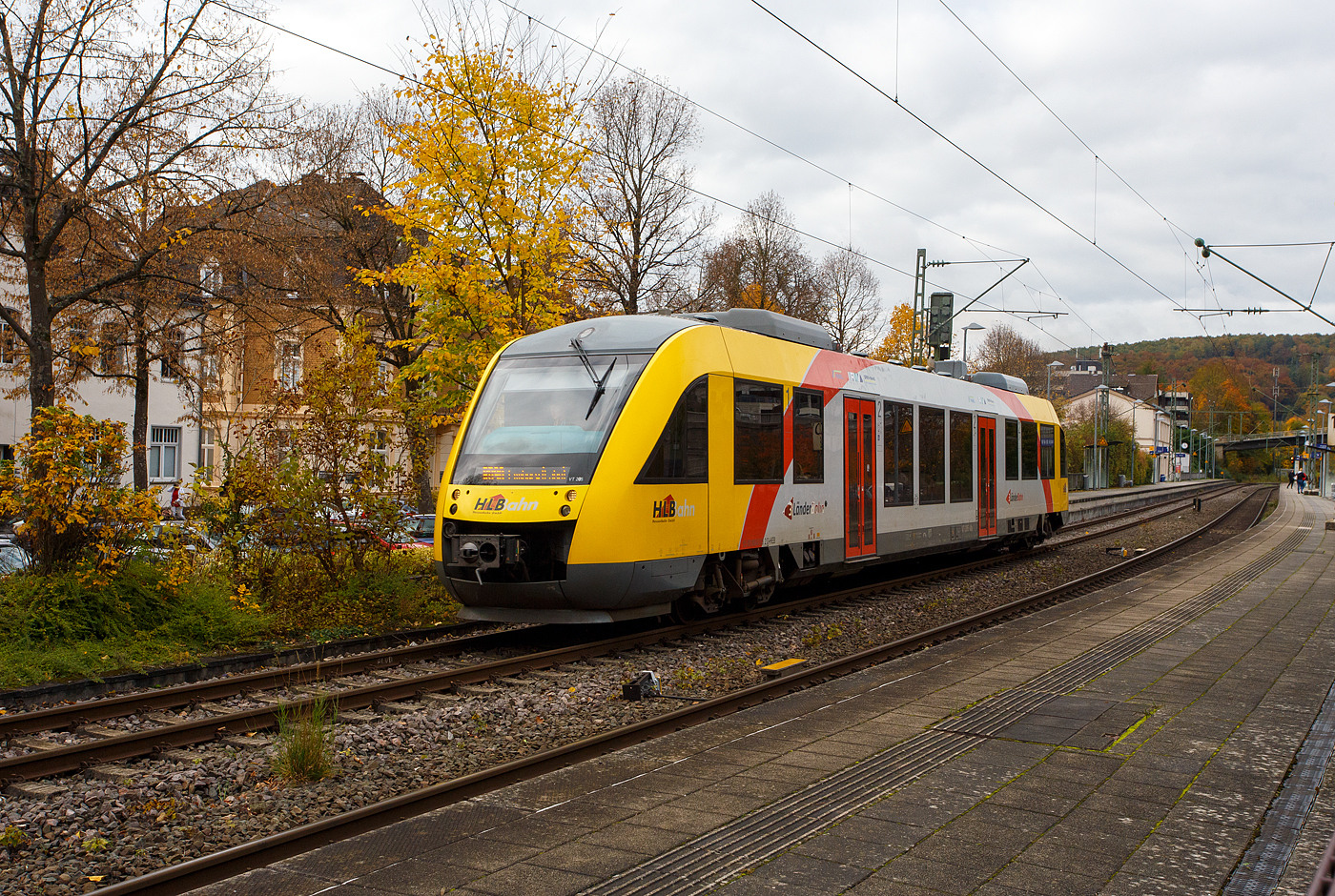 Der VT 205 ABp (95 80 0640 105-2 D-HEB), ein Alstom Coradia LINT 27 der HLB (Hessische Landesbahn) / 3LänderBahn fährt am 16 Oktober 2025, als RB 90  Westerwald-Sieg-Bahn  (Siegen - Betzdorf/Sieg – Au/Sieg – Altenkirchen/Westerwald – Westerburg – Limburg/Lahn) vom Bahnhof Kirchen/Sieg weiter in Richtung Betzdorf. Diese Triebwagen sind, gegenüber der HLB Güterlok 275 024-8 (alias DG 1131) vom Typ MaK G 1206, hier auf der Siegstecke Alltag.

Der LINT 27 wurde 2004 von ALSTOM Transport Deutschland GmbH (vormals LHB - Linke-Hofmann-Busch GmbH) in Salzgitter-Watenstedt unter der Fabriknummer 1187-005 gebaut und als VT 205 an die vectus Verkehrsgesellschaft mbH geliefert. Mit dem Fahrplanwechsel zum Dezember 2014 wurden alle Fahrzeuge der vectus von der HLB übernommen.
