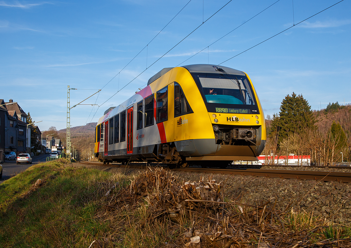 Der VT 209 ABp (95 80 0640 109-4 D-HEB), ein Alstom Coradia LINT 27 der HLB (Hessische Landesbahn). ex Vectus VT 209, erreicht am 21.02.2023 bald den Bahnhof Kirchen (Sieg) Er fährt als RB 90  Westerwald-Sieg-Bahn  die Verbindung Siegen – Au(Sieg) - Altenkirchen – Westerburg – Limburg(Lahn).

Einen lieben Gruß an den nett grüßenden Tf zurück. Entschuldigung ich hatte es durch den Sucher dort nicht wahrgenommen.

Der Alstom Coradia LINT 27 wurde 2004 von der ALSTOM Transport Deutschland GmbH (vormals LHB - Linke-Hofmann-Busch GmbH) in Salzgitter-Watenstedt unter der Fabriknummer 1187-009 gebaut und an die vectus Verkehrsgesellschaft mbH, mit dem Fahrplanwechsel am 14.12.2014 wurden alle Fahrzeuge der vectus nun Eigentum der HLB.