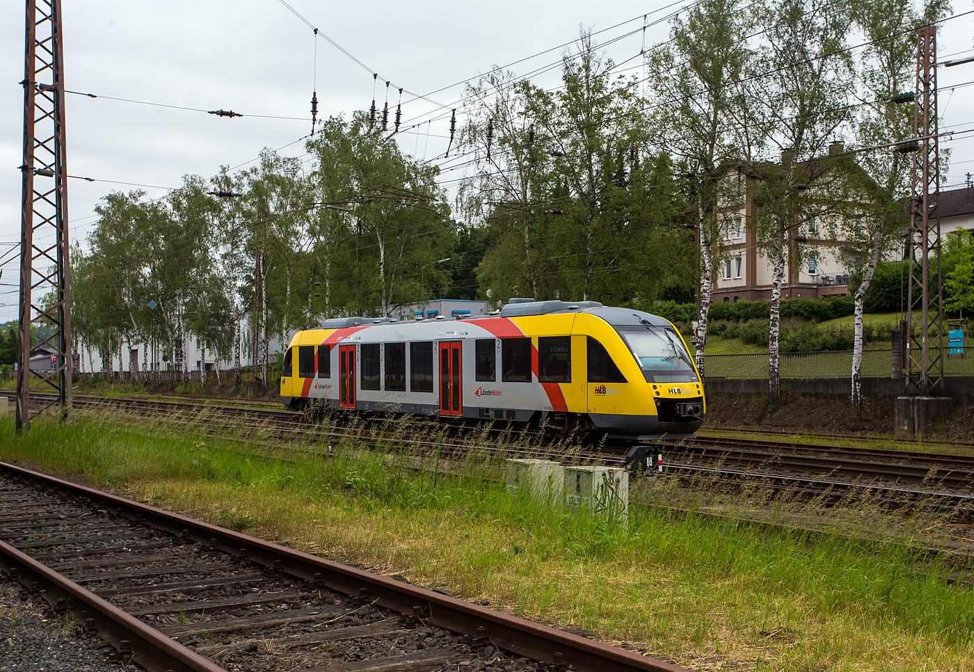 Der VT 209 ABp (95 80 0640 109-4 D-HEB), ein Alstom Coradia LINT 27 der HLB (Hessische Landesbahn). ex Vectus VT 209, erreicht am 03 Juni 2024, RB 93  Rothaarbahn  (Betzdorf - Siegen - Kreuztal - Bad Berleburg), bald den Bahnhof Kreuztal. 

Der Alstom Coradia LINT 27 wurde 2004 von der ALSTOM Transport Deutschland GmbH (vormals LHB - Linke-Hofmann-Busch GmbH) in Salzgitter-Watenstedt unter der Fabriknummer 1187-009 gebaut und an die vectus Verkehrsgesellschaft mbH, mit dem Fahrplanwechsel am 14.12.2014 wurden alle Fahrzeuge der vectus nun Eigentum der HLB.
