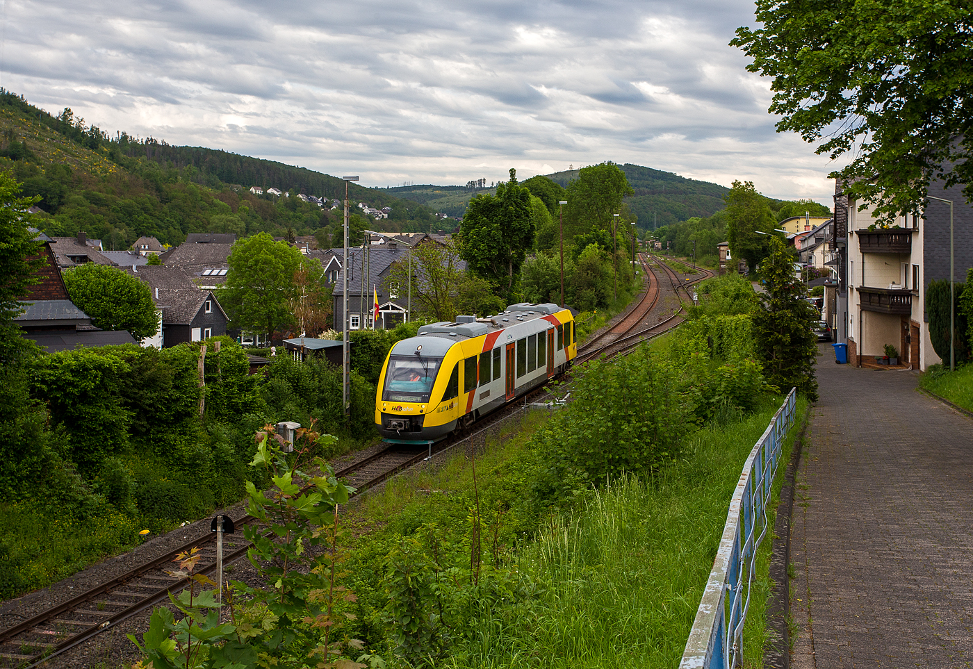 Der VT 210 (95 80 0640 110-2 D-HEB), ein Alstom Coradia LINT 27 der HLB (Hessische Landesbahn), ex Vectus VT 210, verlässt am 15 Mai 2024 als RB 96 „Hellertalbahn“ (Neunkirchen/Siegerl. – Herdorf – Betzdorf) den Bahnhof Herdorf und fährt weiter in Richtung Betzdorf. 

Der Verbrennungs-Triebwagen (VT) wurde 2004 von ALSTOM Transport Deutschland GmbH (vormals LHB) in Salzgitter-Watenstedt unter der Fabriknummer 1187-010 für die vectus Verkehrsgesellschaft mbH gebaut, mit dem Fahrplanwechsel am 14.12.2014 wurden alle Fahrzeuge der vectus nun Eigentum der HLB.
