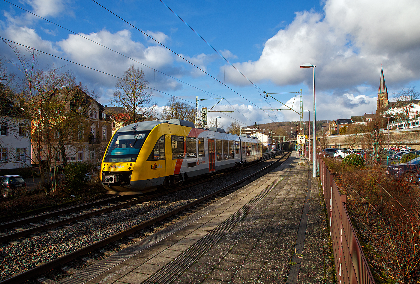 Der VT 255 (95 80 0648 155-9 D-HEB / 95 80 0648 655-8 D-HEB) ein Alstom Coradia LINT 41 der HLB (Hessische Landesbahn GmbH), fährt am 17.01.2023,  als RB 93  Rothaarbahn  (Bad Berleburg - Kreuztal -Siegen - Betzdorf), vom Bahnhof Kirchen (Sieg) weiter nach Betzdorf (Sieg).

Betzdorf (Sieg) ist der Ziel- und Endbahnhof, daher steht nun am Zugzielanzeiger „Nicht Einsteigen“.