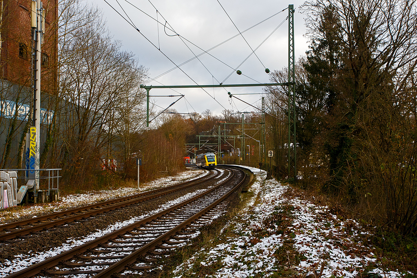 Der VT 256 (95 80 0648 156-7 D-HEB / 95 80 0648 656-6 D-HEB), ein Alstom Coradia LINT 41 der HLB - Hessische Landesbahn (3LänderBahn), erreicht als RB 90 „Westerwald-Sieg-Bahn“ , der Verbindung Altenkirchen(Westerwald) – Au(Sieg) - Betzdorf(Sieg) – Siegen Hbf, nun den Bahnhof Scheuerfeld (Sieg) am 02.12.2023.

Durch eine Weichenstörung beim Bahnhof Scheuerfeld, die schnell behoben wurde, fährt er hier heute mal links.