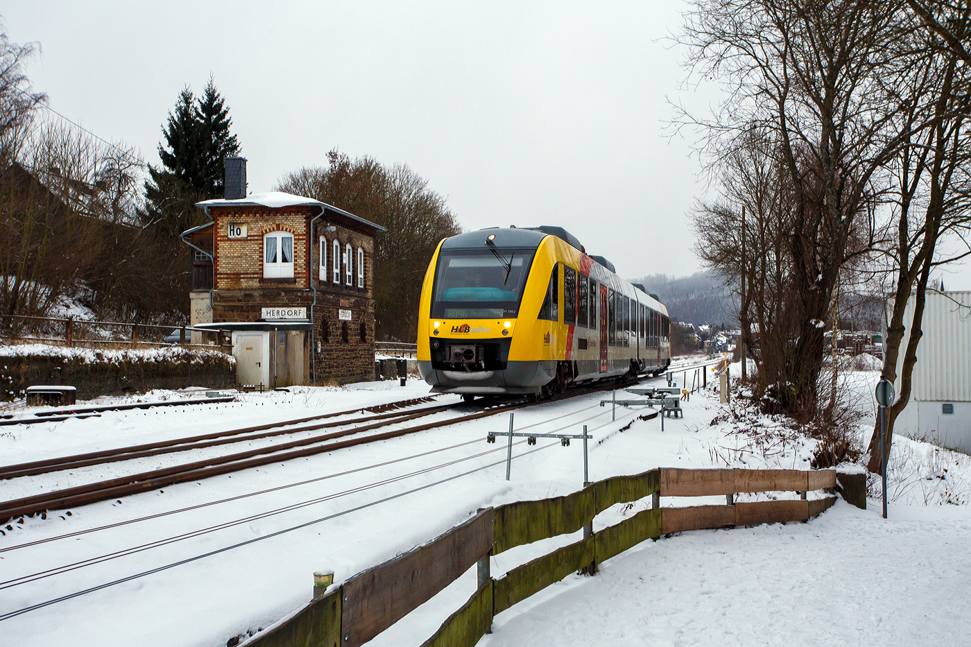Der VT 256 (95 80 0648 156-7 D-HEB / 95 80 0648 656-6 D-HEB), ein Alstom Coradia LINT 41 der HLB - Hessische Landesbahn (3LänderBahn) verlässt am 07 Januar 2026, als RB 96 „Hellertalbahn“ (Betzdorf/Sieg – Herdorf – Neunkirchen/Siegerland), den Bahnhof Herdorf und fährt weiter in Richtung Neunkirchen. Hier passiert er gerade das Stellwerk Herdorf Ost.

Der Dieseltriebzug wurde 2004 unter der Fabriknummer 1188-006 von ALSTOM Transport Deutschland GmbH (vormals LHB) in Salzgitter-Watenstedt gebaut und als VT 256 an die vectus Verkehrgesellschaft mbH geliefert. Mit dem Fahrplanwechsel am 14.12.2014 wurden alle Fahrzeuge der vectus dann Eigentum der HLB.