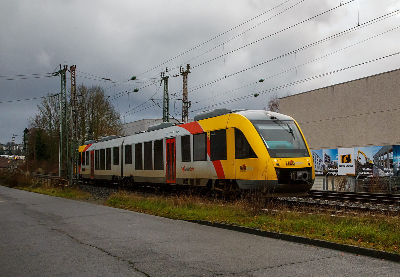 Der VT 256 ein Alstom Coradia LINT 41 der HLB (Hessische Landesbahn) am 26.12.2022, als RB 34 (Siegen – Finnentrop – Iserlohn-Letmathe), hier bei Siegen-Weidenau.

In Zusammenhang mit dem geplanten Neubau der Rahmedetalbrücke auf der A45 (wegen Brückenschäden ist die Autobahn in diesem Bereich gesperrt) verkehrt seit dem 11. Dezember 2022 zwischen Siegen und Iserlohn-Letmathe anstelle der Linie RE 16 die neue Linie RE 34, welche nach Dortmund Hbf durchgebunden ist. Die Linie RE 16 verkehrt seitdem nur noch zwischen Essen und Iserlohn. Mit dem RE 34 kann die Reisezeit zwischen Siegerland, Sauerland und Dortmund deutlich verkürzt werden. Eingesetzt werden u.a. wie hier auch zwei Zugpaare der HLB täglich, die mit den LINT 41 gefahren wird. Elektrotriebzüge sind wohl keine zur freien Verfügung, denn die Strecke ist eigentlich durchgängig elektrifiziert.   
