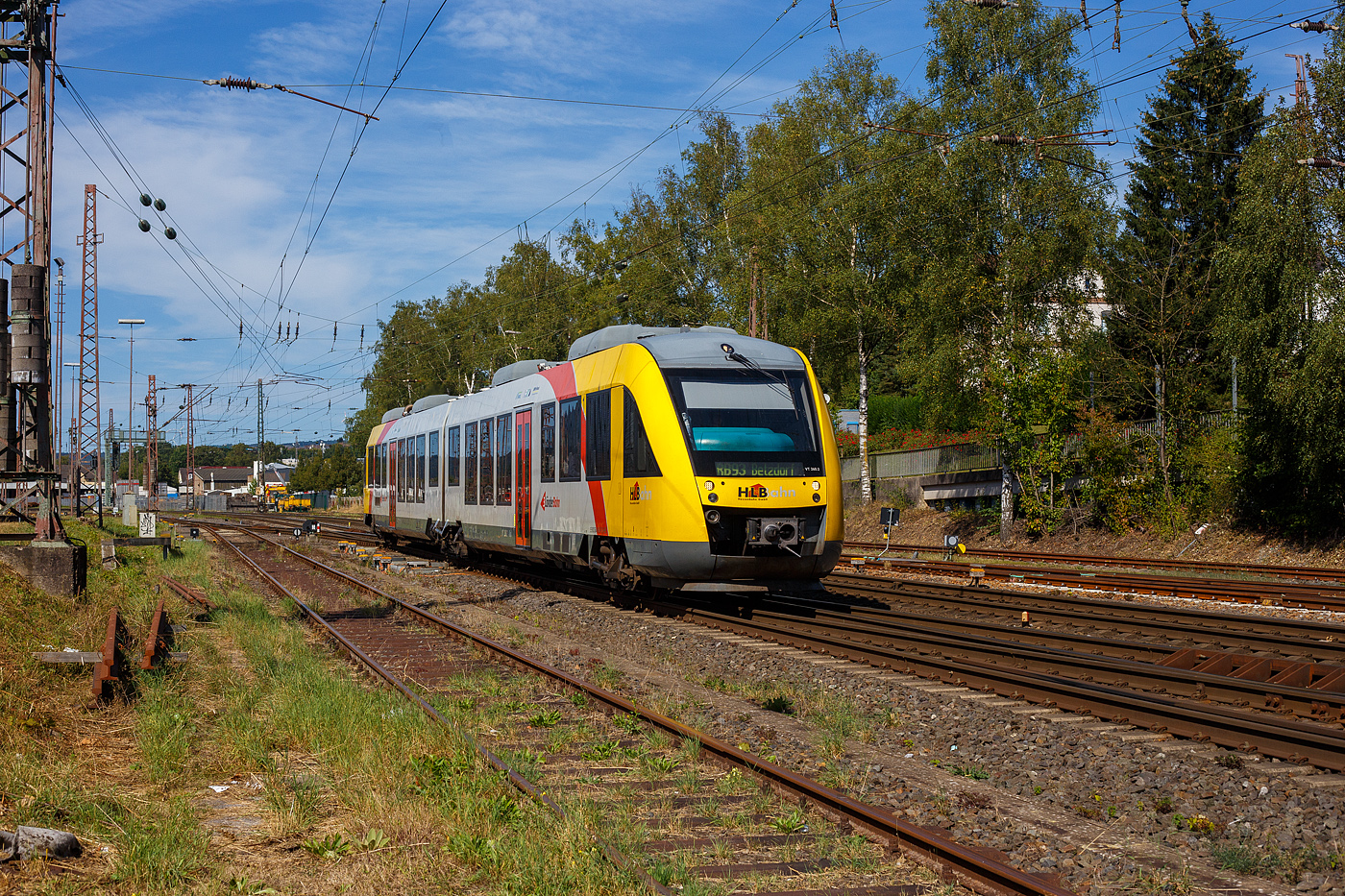 Der VT 260 (95 80 0648 160-9 D-HEB / 95 80 0648 660-8 D-HEB), ein Alstom Coradia LINT 41 der HLB (Hessische Landesbahn), hat am 07 September 2024, als RB 93 Rothaarbahn (Bad Berleburg - Kreuztal - Siegen Hbf - Betzdorf), den Bahnhof Kreuztal verlassen und fährt weiter in Richtung Siegen.

Der Alstom Coradia LINT 41 wurde 2004 von der ALSTOM Transport Deutschland GmbH (vormals LHB - Linke-Hofmann-Busch GmbH) in Salzgitter-Watenstedt unter der Fabriknummer 1188-010 für die vectus Verkehrsgesellschaft mbH gebaut, mit dem Fahrplanwechsel am 14.12.2014 wurden alle Fahrzeuge der vectus nun Eigentum der HLB, die Hessische Landesbahn hatte 74,9% der Gesellschaftsanteile.