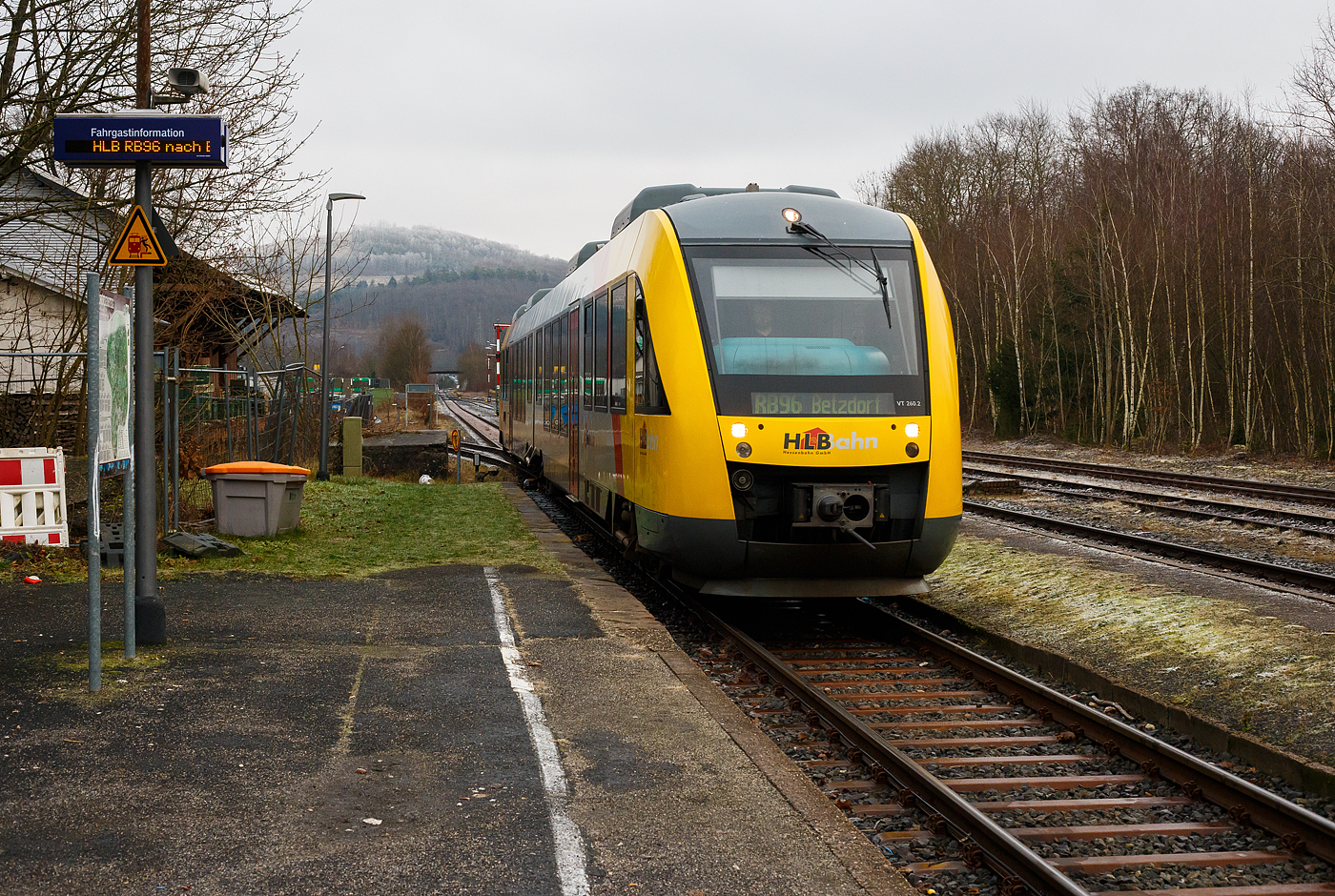 Der VT 260 (95 80 0648 160-9 D-HEB / 95 80 0648 660-8 D-HEB), ein Alstom Coradia LINT 41 der HLB (Hessische Landesbahn), erreicht am 30 Dezember 2024 (10:10 Uhr), als RB 96 „Hellertalbahn“ (Neunkirchen/Kr Siegen – Herdorf – Betzdorf/Sieg), den Bahnhof Herdorf. Mit ihm begann unser Jahresabschlussfahrt nach Bonn-Beuel und Köln. 

Der Alstom Coradia LINT 41 wurde 2004 von der ALSTOM Transport Deutschland GmbH (vormals LHB - Linke-Hofmann-Busch GmbH) in Salzgitter-Watenstedt unter der Fabriknummer 1188-010 für die vectus Verkehrsgesellschaft mbH gebaut, mit dem Fahrplanwechsel am 14.12.2014 wurden alle Fahrzeuge der vectus nun Eigentum der HLB, die Hessische Landesbahn hatte 74,9% der Gesellschaftsanteile.
