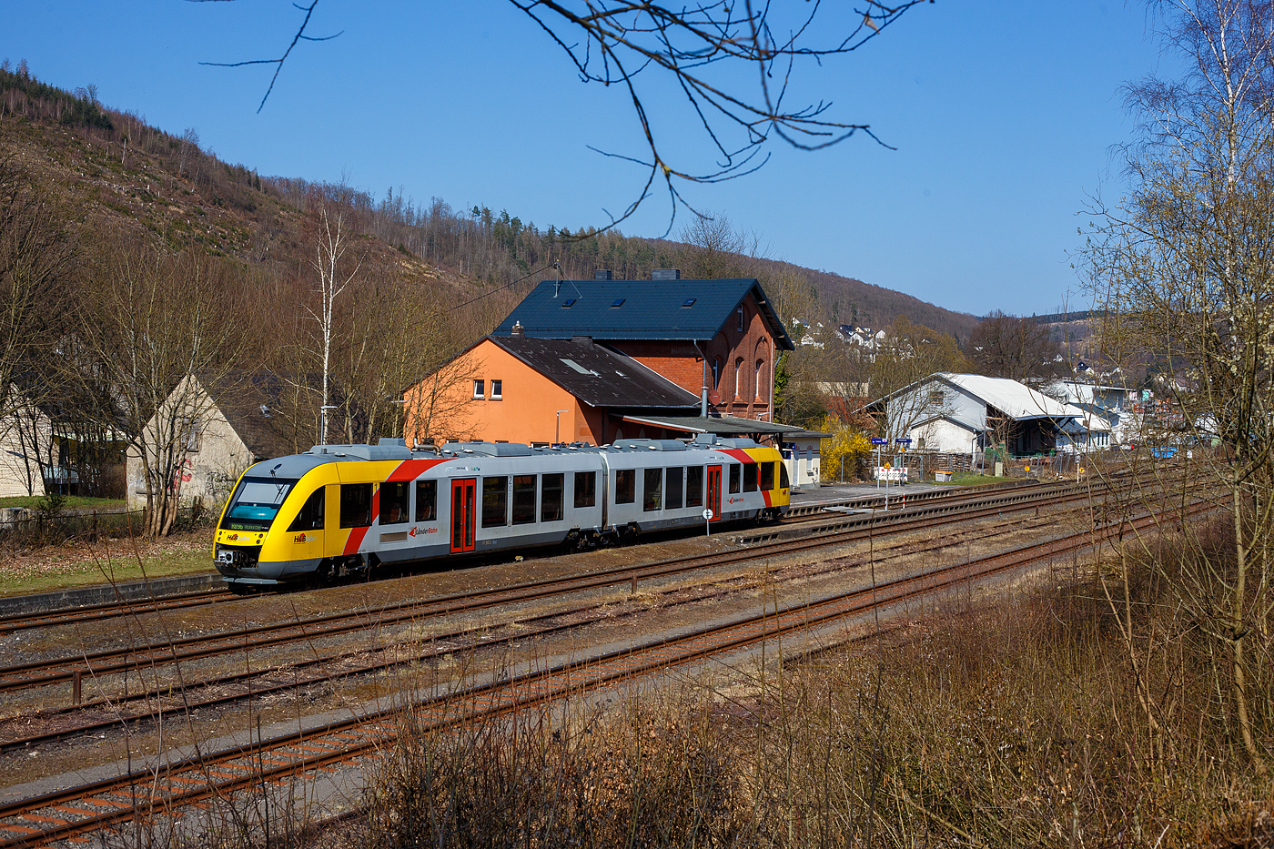 Der VT 260 (95 80 0648 160-9 D-HEB / 95 80 0648 660-8 D-HEB), ein Alstom Coradia LINT 41 der HLB (Hessische Landesbahn), erreicht am 28 M�rz 2025, als RB 96 „Hellertalbahn“ (Betzdorf/Sieg - Herdorf - Neunkirchen/Kr Siegen) den Bahnhof Herdorf. 

Der Alstom Coradia LINT 41 wurde 2004 von der ALSTOM Transport Deutschland GmbH (vormals LHB - Linke-Hofmann-Busch GmbH) in Salzgitter-Watenstedt unter der Fabriknummer 1188-010 f�r die vectus Verkehrsgesellschaft mbH gebaut, mit dem Fahrplanwechsel am 14.12.2014 wurden alle Fahrzeuge der vectus nun Eigentum der HLB, die Hessische Landesbahn hatte 74,9% der Gesellschaftsanteile.
