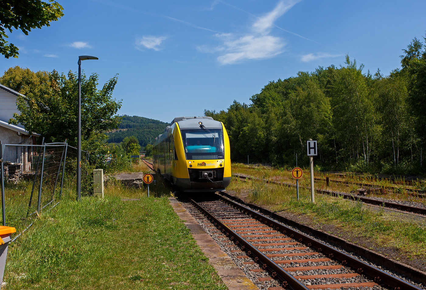 Der VT 264 (95 80 0648 664-0 D-HEB / 95 80 0648 164-1 D-HEB) ein Alstom Coradia LINT 41 der HLB (Hessische Landesbahn) erreicht am 19 Juli 2025, als RB 96 „Hellertalbahn“ (Neunkirchen/Kr. Siegen – Herdorf – Betzdorf/Sieg), den Bahnhof Herdorf.

Der Alstom Coradia LINT 41 wurde 2004 von der ALSTOM Transport Deutschland GmbH (vormals LHB - Linke-Hofmann-Busch GmbH) in Salzgitter-Watenstedt unter der Fabriknummer 1188-014 für die vectus Verkehrsgesellschaft mbH gebaut, mit dem Fahrplanwechsel am 14.12.2014 wurden alle Fahrzeuge der vectus nun Eigentum der HLB, die Hessische Landesbahn hatte 74,9% der Gesellschaftsanteile.
