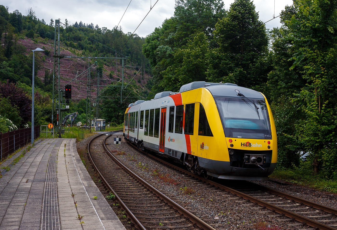 Der VT 265 (95 80 0648 165-8 D-HEB /95 80 0648 665-7 D-HEB) ein Alstom Coradia LINT 41 der HLB (Hessische Landesbahn), ex Vectus VT 265, als RB 90  Westerwald-Sieg-Bahn  (Siegen – Betzdorf – Au – Altenkirchen – Westerburg - Limburg/Lahn), verlässt am 10 Juni 2024 mit 36 Minuten Verspätung den Bahnhof Kirchen/Sieg. 

Der Alstom Coradia LINT 41 wurde 2004 von Alstom (LHB) in Salzgitter unter der Fabriknummer 1188-015 für die vectus Verkehrsgesellschaft mbH gebaut, mit dem Fahrplanwechsel am 14.12.2014 wurden alle Fahrzeuge der vectus nun Eigentum der HLB.
