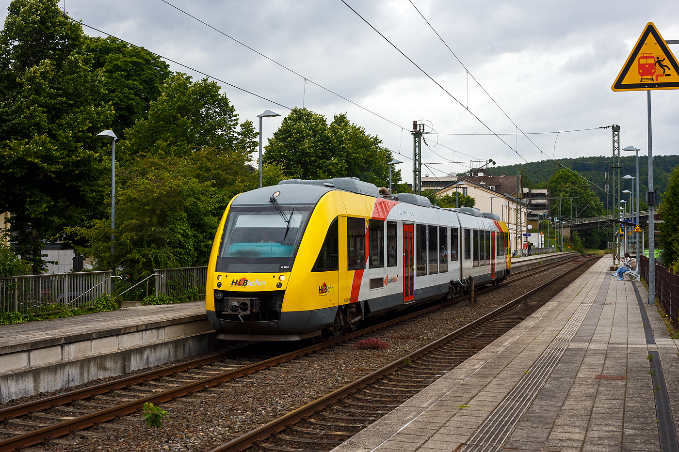 Der VT 265 (95 80 0648 165-8 D-HEB /95 80 0648 665-7 D-HEB) ein Alstom Coradia LINT 41 der HLB (Hessische Landesbahn), ex Vectus VT 265, als RB 90  Westerwald-Sieg-Bahn  (Siegen – Betzdorf – Au – Altenkirchen – Westerburg - Limburg/Lahn), verlässt am 10 Juni 2024 mit 36 Minuten Verspätung den Bahnhof Kirchen/Sieg. 

Der Alstom Coradia LINT 41 wurde 2004 von Alstom (LHB) in Salzgitter unter der Fabriknummer 1188-015 für die vectus Verkehrsgesellschaft mbH gebaut, mit dem Fahrplanwechsel am 14.12.2014 wurden alle Fahrzeuge der vectus nun Eigentum der HLB.
