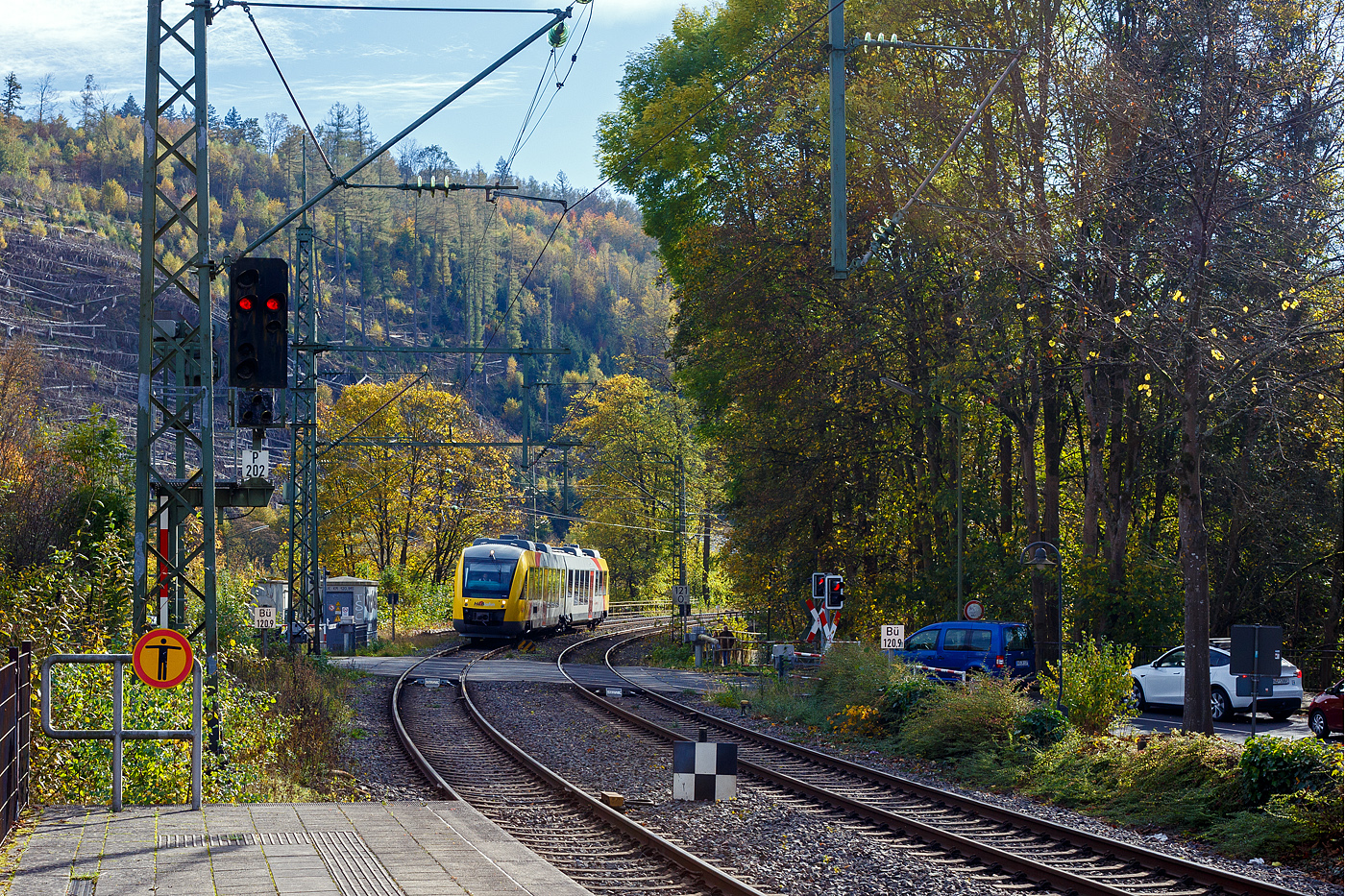 Der VT 265 (95 80 0648 165-8 D-HEB /95 80 0648 665-7 D-HEB) ein Alstom Coradia LINT 41 der HLB (Hessische Landesbahn), ex Vectus VT 265, erreicht am 29 Oktober 2024, als RB 93  Rothaarbahn  (Betzdorf - Siegen - Kreuztal - Bad Berleburg), den Bahnhof Kirchen (Sieg).