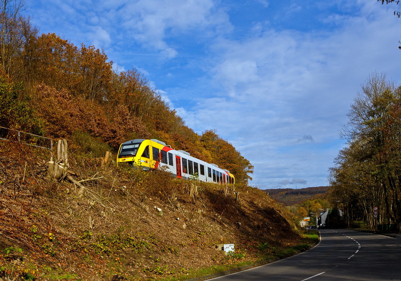 Der VT 280 (95 80 0648 020-5 D-HEB / 95 80 0648 520-4 D-HEB) ein Alstom Coradia LINT 41 der HLB (Hessische Landesbahn) fährt am 04 November 2025 bei Herdorf-Sassenroth, als RB 96  Hellertalbahn  von Neunkirchen (Kr Siegen) über Herdorf nach Betzdorf (Sieg), in Richtung Betzdorf.

Der LINT 41 wurde 2011 von ALSTOM Transport Deutschland GmbH (vormals LHB - Linke-Hofmann-Busch GmbH) in Salzgitter-Watenstedt unter der Fabriknummer 0001001600 011 gebaut und an die fahma (Fahrzeugmanagement Region Frankfurt RheinMain) geliefert, die auch der Eigentümer ist. Der VT ist auch dem BW Limburg (Lahn) zugeordnet, so fehlt ihm auch die Anschrift „3LänderBahn“.