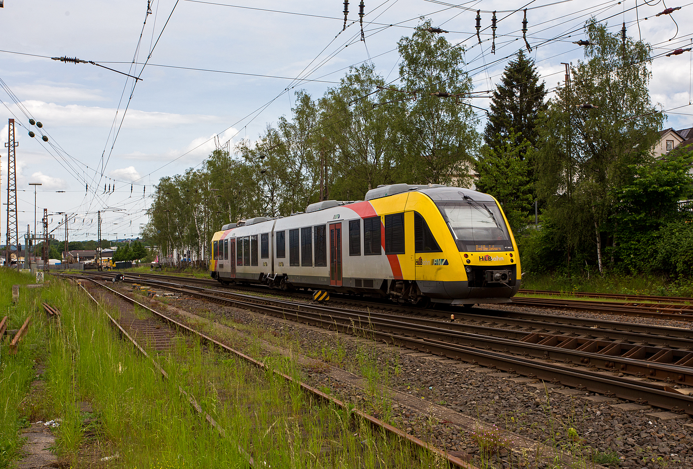Der VT 282 (95 80 0648 022-1 D-HEB / 95 80 0648 522-0 D-HEB) ein LINT 41 der HLB (Hessische Landesbahn) erreicht am 21 Mai 2024, als RB 93  Rothaarbahn  (Betzdorf - Siegen - Kreuztal - Bad Berleburg), bald den Bahnhof Kreuztal.

Der Triebwagen wurde 2011 von ALSTOM Transport Deutschland GmbH (vormals LHB) in Salzgitter-Watenstedt unter der Fabriknummer 0001001600 013 für das Fahrzeugmanagement Region Frankfurt RheinMain (fahma) gebaut, das auch Eigentümer ist, die HLB ist hier der Fahrzeugnutzer.