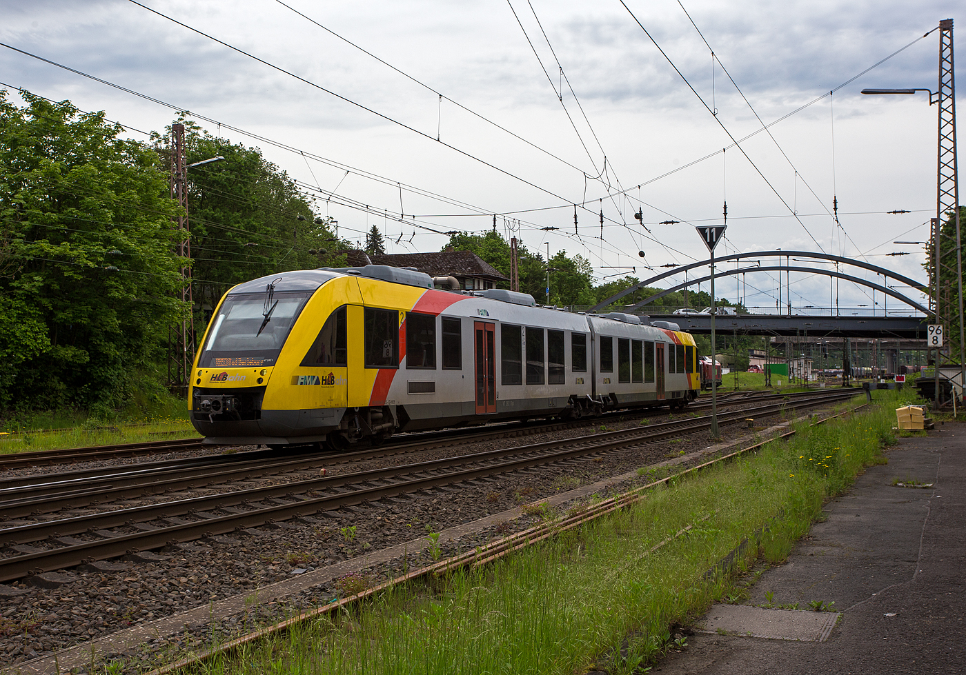 Der VT 282 (95 80 0648 022-1 D-HEB / 95 80 0648 522-0 D-HEB) ein LINT 41 der HLB (Hessische Landesbahn) erreicht am 21 Mai 2024, als RB 93  Rothaarbahn  (Betzdorf - Siegen - Kreuztal - Bad Berleburg), bald den Bahnhof Kreuztal.

Der Triebwagen wurde 2011 von ALSTOM Transport Deutschland GmbH (vormals LHB) in Salzgitter-Watenstedt unter der Fabriknummer 0001001600 013 für das Fahrzeugmanagement Region Frankfurt RheinMain (fahma) gebaut, das auch Eigentümer ist, die HLB ist hier der Fahrzeugnutzer.