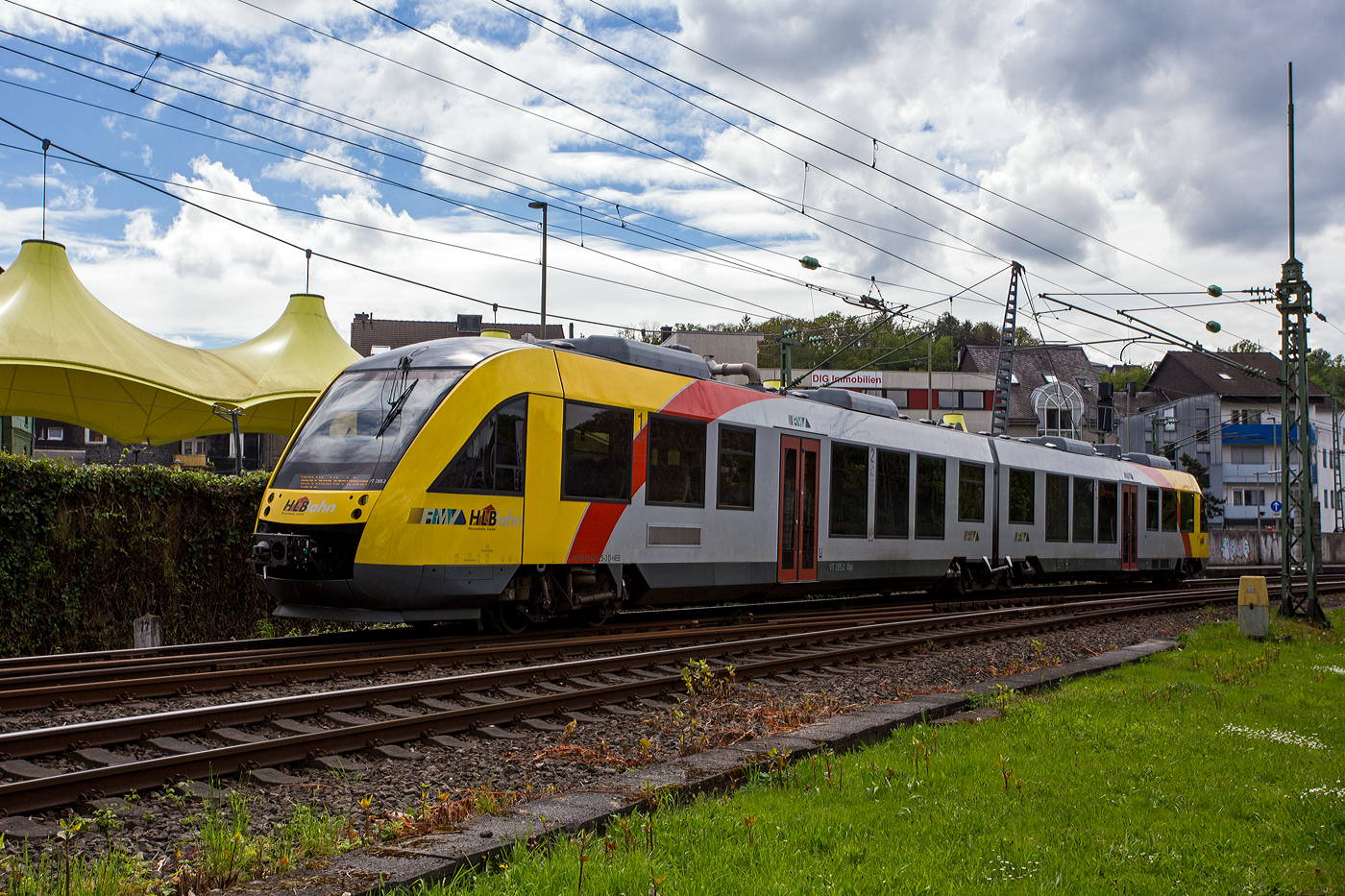 Der VT 285 (95 80 0648 525-3 D-HEB / 95 80 0648 025-4 D-HEB), ein Alstom Coradia LINT 41 der HLB (Hessische Landesbahn), als RB 93  Rothaarbahn  (Betzdorf - Siegen - Kreuztal - Erndtebrück - Bad Berleburg), verlässt am 05 Mai 2024 den Bahnhof Betzdorf (Sieg).

Der Triebwagen wurde 2011 von ALSTOM Transport Deutschland GmbH (vormals LHB) in Salzgitter-Watenstedt unter der Fabriknummer 0001001600 016 für die Fahrzeugmanagement Region Frankfurt RheinMain (fahma) gebaut, die auch der Eigentümer von dem VT ist, die HLB ist hier der Fahrzeugnutzer.