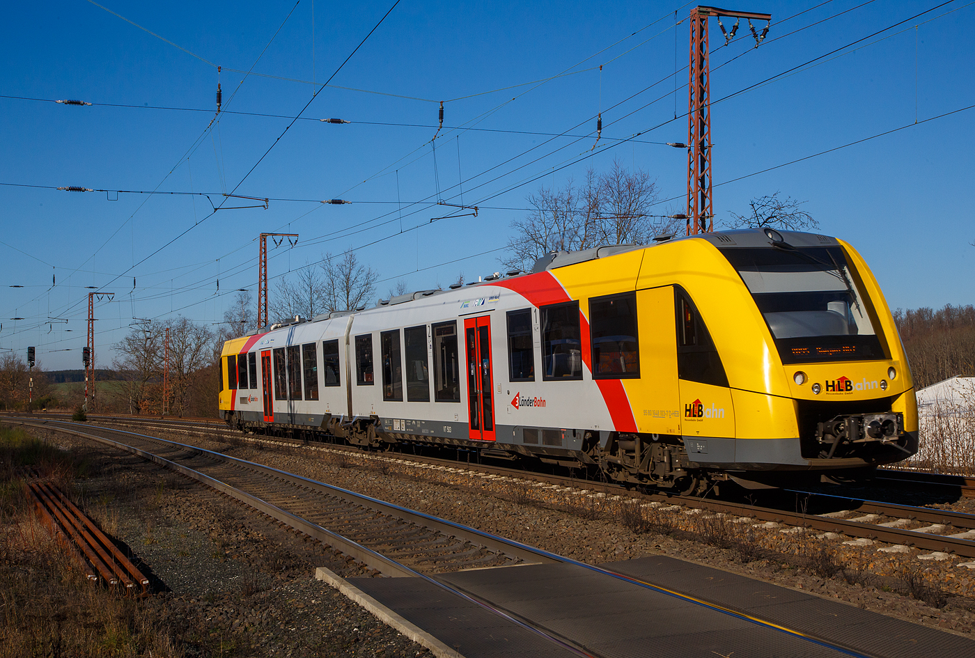 Der VT 503 (95 80 1648 103-7 D-HEB / 95 80 1648 603-6 D-HEB), ein Alstom Coradia LINT 41 der neuen Generation, der HLB Hessische Landesbahn GmbH (3LänderBahn), fährt am 07.02.2023, als RB 95  Sieg-Dill-Bahn  Dillenburg – Siegen, vom Hp Rudersdorf (Kreis Siegen) weiter in Richtung Siegen.

Der LINT 41 wurde im Juli 2015 von ALSTOM LHB (Salzgitter) an die HLB für den Standort Siegen ausgeliefert.