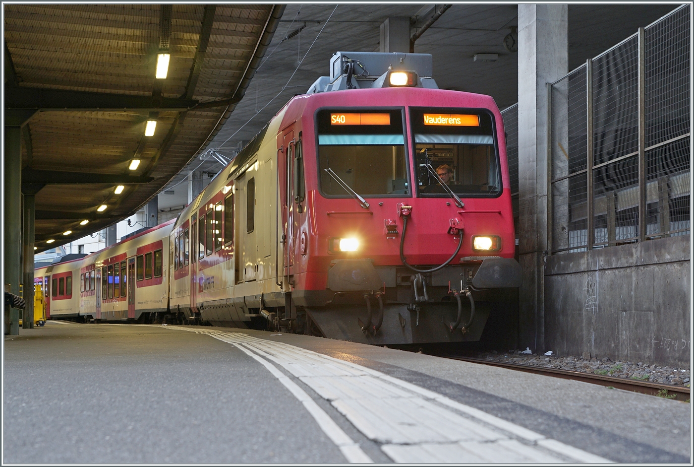 Der weiterhin in TRAVYS - Farben gehaltene SBB RABe 560 384 Domino wartet in Lausanne als S 40 auf die Abfahrt nach Vauderens. Die eher unbekannte Endstation des Zugs ist Baustellenbedingt und von dort geht es im SEV weiter. 

8. Juni 2025