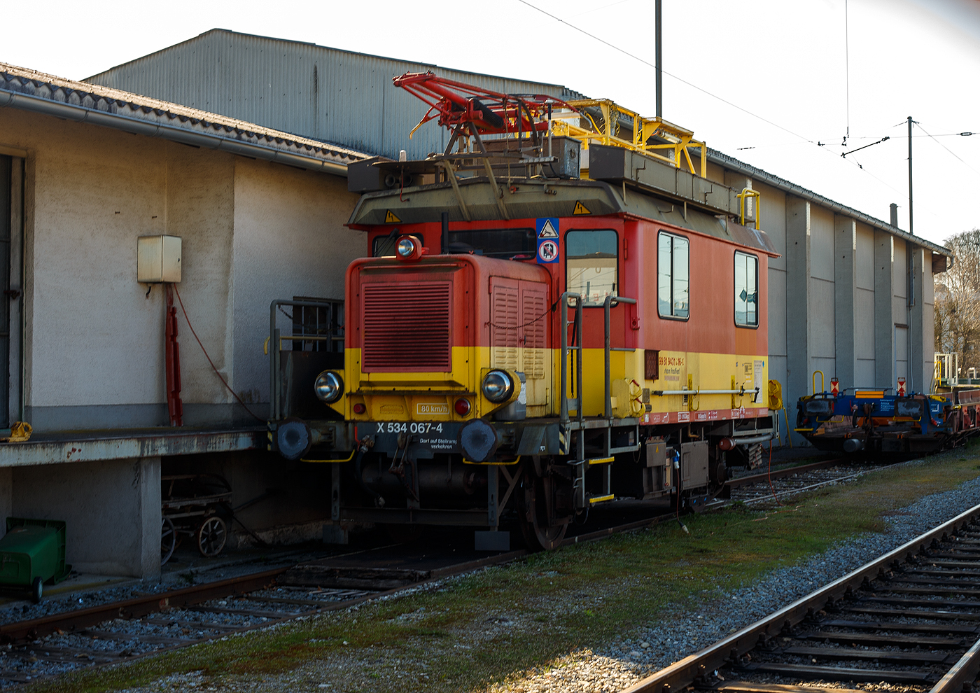 Der X 534 Turmtriebwagen X 20.641 (99 81 9431 016-0 A-StH / X 534 067-4) der Stern & Hafferl Verkehrsgesellschaft m.b.H., ex �BB X 534.067-4, ist am 04 April 2025 im Bahnhof Vorchdorf-Eggenberg abgestellt. (Hinweis: Ich stehe am Bahnsteig)

Der Turmwagen wurde 1978 von der Franz Knotz KG in Wien gebaut, der elektrische Teil ist von �sterreichischen Brown, Boveri Werke (heute Traktionssysteme Austria TSA). Die Bahndienstfahrzeuge der �BB-Reihe X534 sind zweiachsige, dieselelektrisch angetriebene Motorturmwagen mit kurzem Vorbau. Die Turmwagen sind eine gemeinsame Entwicklung von Knotz und BBC.

Geschichte:
In den 1960er Jahren ben�tigten die �BB neue Bahndienstfahrzeuge. Bei deren Konzipierung orientierten sich die �sterreichischen Bundesbahnen an den bisher gebauten Turmwagen-Reihen. Das Resultat war die Baureihe X534, die auf Basis der Baureihe �BB X532 zu einer der meist gebauten Standardtypen weiterentwickelt wurde. F�r den mechanischen Teil waren Tobisch, Franz Knotz und zum Schluss Bombardier Wien zust�ndig, der elektrische Teil wurde von der Firma Brown-Boveri (sp�ter Asea Brown Boveri) geliefert. Von 1963 bis 1983 wurden insgesamt 82 Exemplare beschafft, die als X534.01 bis 82 in den Bestand aufgenommen wurden. Im Jahre 1988 erfolgte der Umbau von X534.78ː Das Fahrzeug erhielt einen Ruthmann-Hubsteiger und wurde fortan als X534.101 bezeichnet.

Konstruktion:
Der Rahmen in geschwei�ter Ausf�hrung sowie der Kastenaufbau wurden wie bei der Vorg�ngerbaureihe X532 aus Formstahl und Blechen hergestellt. Der aus einem gro�en Arbeitsraum (gr��er als jener der Vorg�ngerbaureihe) und dem F�hrerstand mit dem anschlie�enden Vorbau bestehende Kasten st�tzt sich mittels Blattfedern auf beide Achsen ab. Das Dach des Fahrzeugs tr�gt einen Erdungsb�gel sowie eine Hebeb�hne.

Zur Kraft�bertragung auf die hintere Achse sowie zur Versorgung der Arbeitsger�te wurde ein MAN-Dieselmotor (JW-200) sowie ein 106 kW-Generator genutzt. Der Antrieb der zweiachsigen Fahrzeuge erfolgt dieselelektrisch. Ab der Ordnungsnummer X534.70 weisen die Fahrzeuge eine um 25 kW h�here Dauerleistung auf.

TECHNISCHE DATEN:
Nummerierung: 	X534.01-82
Anzahl: 82
Hersteller: BBC, Tobisch, Knotz, ABB
Baujahre: 1963–1983
Spurweite: 1.435 mm (Normalspur) 
Achsfolge:	1A
L�nge �ber Puffer: 7.740 mm
Achsabstand: 4.400 mm
Lauf- und Treibraddurchmesser: 940 mm (neu)
Eigengewicht: 20 t
H�chstgeschwindigkeit: 80 km/h
Dauerleistung: 122 kW (165 PS)
Anzahl der Fahrmotoren: 1
Antrieb: dieselelektrisch
Kleinster befahrbarer Gleisbogen: R=50 m
Besonderheit: Zugelassen f�r Steilstrecken
