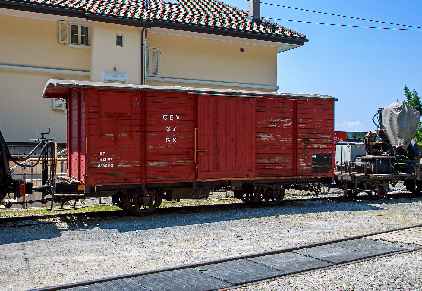 Der zweiachsige gedeckte Güterwagen mit einer offenen Plattform CEV Gk 37, ex K 37, der Chemins de fer électriques Veveysans (heute MVR - Transports Montreux–Vevey–Riviera) ist am 27.05.2023 beim Bahnhof Chamby abgestellt. Der Wagen gehört heute der Museumsbahn Blonay-Chamby.

Der zweiachsige CEV Gk 37 wurde 1905 von SWS Schlieren (Schweizerische Wagons- und Aufzügefabrik AG) gebaut.

TECHNISCHE DATEN (CEV Gk 37):
Typ: K2
Baujahr: 1905
Hersteller: SWS
Spurweite: 1.000 mm (Meterspur)
Achsanzahl: 2 
Eigengewicht: 5.890 kg
Nutzlast: 10.000 kg
Ladefläche: 14,13 m²