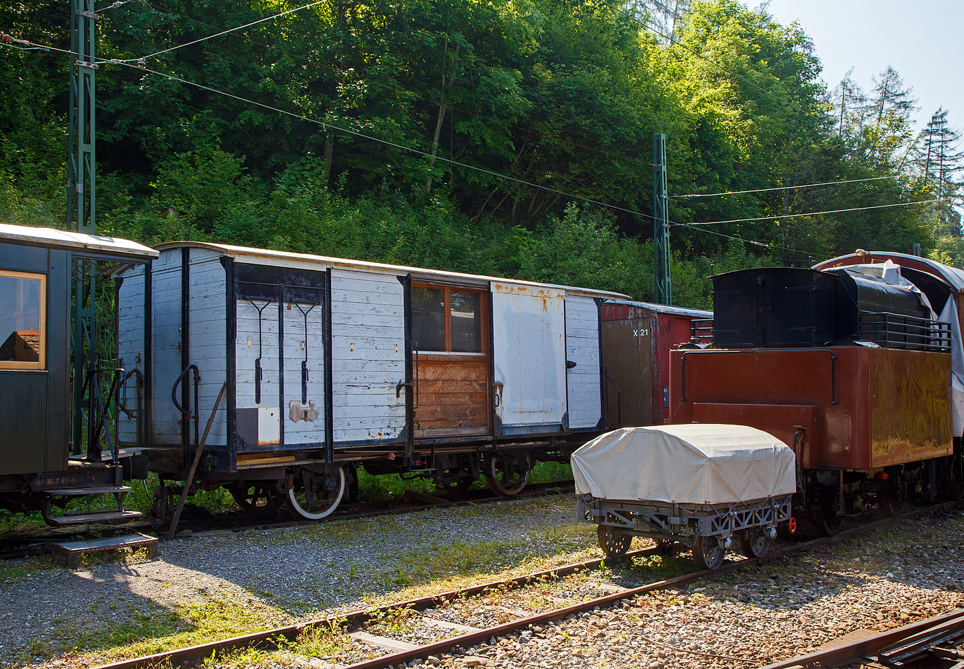 Der zweiachsige gedeckte Güterwagen mit einer Bremserbühne, ex GFM K 610 (Chemins de fer Fribourgeois, ab 2000 tpf - Transports publics fribourgeois SA / Freiburgische Verkehrsbetriebe AG), steht am 27.05.2023 im Museumsareal Chaulin der Museumsbahn Blonay-Chamby.

Der schmalspurige Wagen wurden 1904 von SWS Schlieren (Schweizerische Wagons- und Aufzügefabrik AG) für die GFM (Chemins de fer Fribourgeois) gebaut. Der Wagen L 712 (Ek 712) ging 2002 von der TPF an die BC.

TECHNISCHE DATEN 
Typ: K 
Baujahr: 1904
Hersteller: SWS Schlieren
Spurweite: 1.000 mm (Meterspur)
Achsanzahl: 2 
Länge über Puffer: 8.050 mm
Achsabstand: 3.500 mm
Eigengewicht: 6,5 t
Nutzlast: 10,0 t

Quelle: Museumsbahn BC