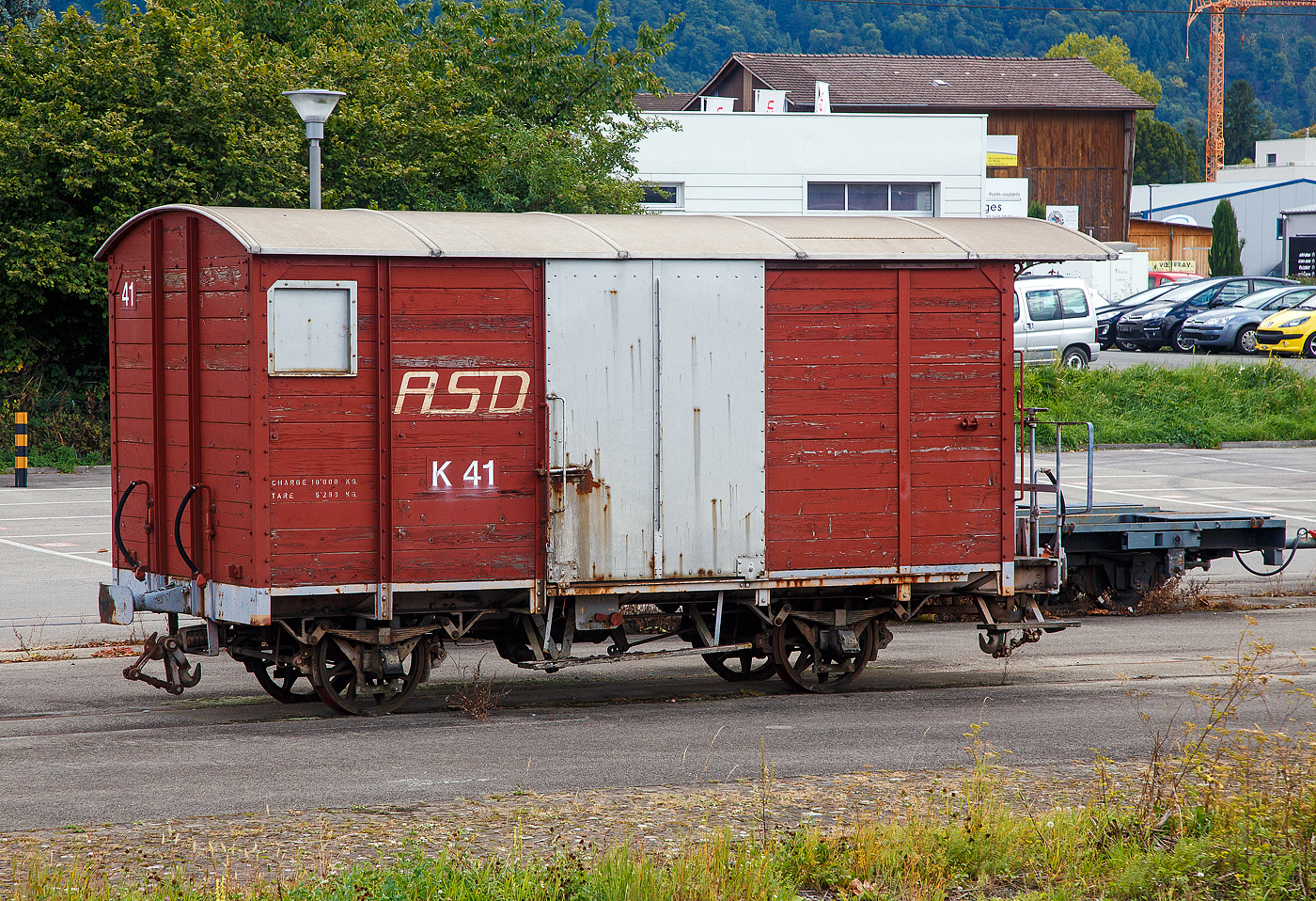 Der zweiachsige gedeckte Güterwagen mit Bremserbühne tpc ASD K 41(Baujahr 1913) ist am 16 September 2017 beim Bahnhof Bex abgestellt. Bild aus einem SBB Zug heraus.

Früher fand mit solchen Wagen auch der Alpviehtransport statt, was man sich heute nicht mehr vorstellen kann. Zudem war es ein Riesenaufwand an Personal und spätere Reinigung der Güterwagen, und dass für  eine 13,78 km kurz Fahrt von le Sépey nach Aigle.

TECHNISCHE DATEN:
Spurweite: 1.000 mm
Achsanzahl: 2
Typenbezeichnung: K
Achsabstand: 3.280 mm
Eigengewicht: 5.280 kg
Max. Ladegewicht: 10.000 kg