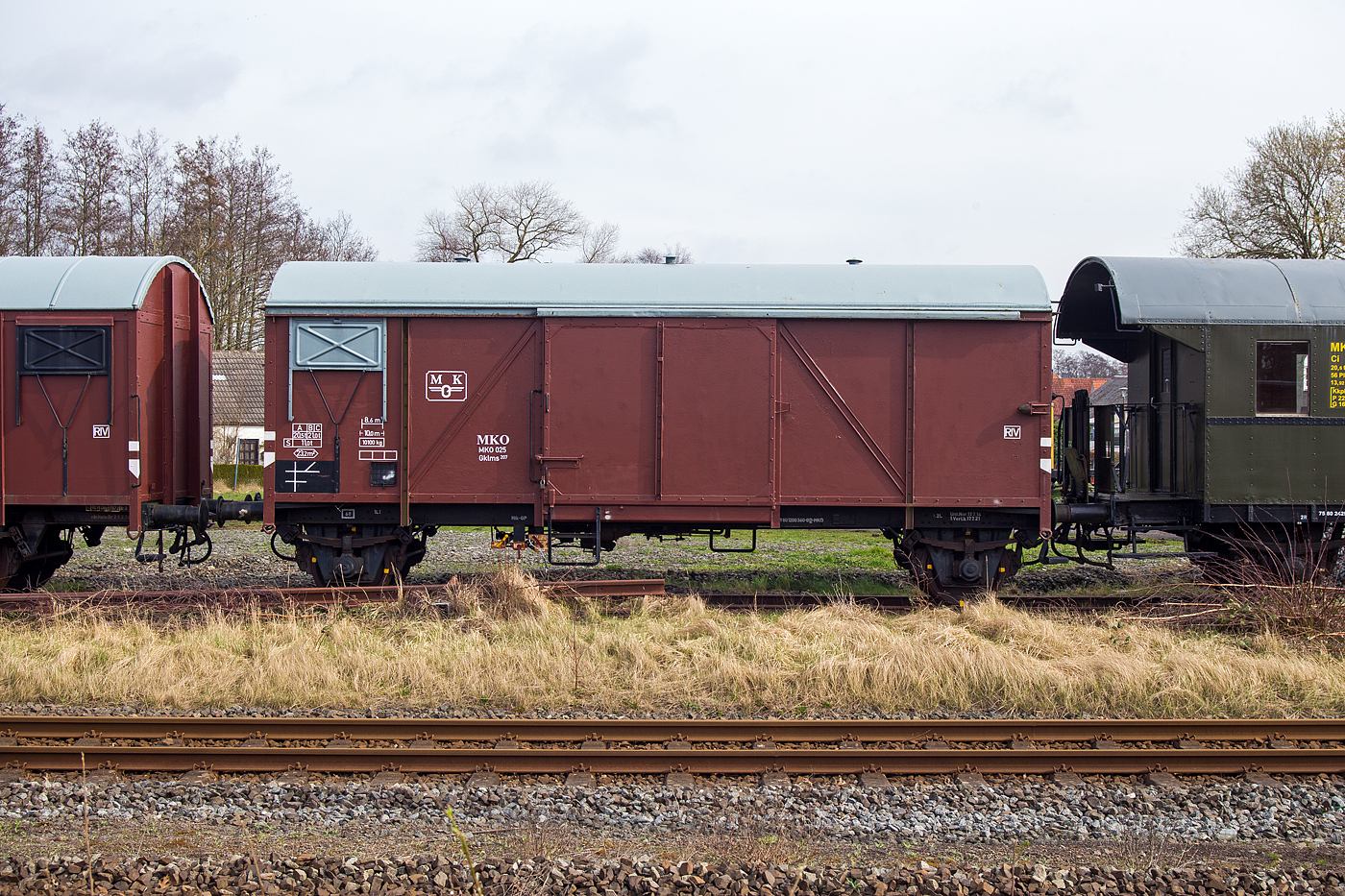 Der zweiachsige  gedeckte Umbau-Güterwagen der Gattung Gklms 207, MKO 025  (49 80 120 0 360-0 D-MKO), abgestellt am 14 März 2024 auf dem Museumsareal der MKO - Museumseisenbahn Küstenbahn Ostfriesland e. V. in Norden. Der Wagen ist hier in der historischen Farbgebung DB Ep. III (1949 bis1968). Ab 1976 war der Wagen als Bauzugwagen (Gerätewagen 631) DB 40 80 945 5 688-0 (ex DB 30 80 945 5 688-2)  unterwegs. 
Diese gedeckten Güterwagen des Gattungsbezirk Bremen, wurden nach den kriegsbedingten Anforderungen für ein Ladegewicht von 20 Tonnen entwickelt. Die Wagen hatten einen Achsstand von 7.000 mm, ein Ladevolumen von insgesamt 60,7 m³, ein Eigengewicht von 9,3 Tonnen und eine Länge über Puffer von 10.000 mm ohne Handbremse. Das Untergestell wurde aus Walzprofilen gefertigt. Sie verfügten über sechslagige und 1.200 mm lange Tragfedern und die Seitenwände waren mit Diagonalstreben über jeweils zwei Seitenfelder neben den Türen versehen. Sie hatten, wie die meisten ab 1927 gebauten gedeckten Güterwagen, ein Tonnendach und in den Seitenwandenden waren eine Lade- und Lüftungsklappe mit Lüftungsgittern eingebaut. Sie waren für eine Höchstgeschwindigkeit von 90 km/h zugelassen, verfügten über eine Dampfheizleitung und hatten eine Hildebrand-Knorr-Druckluftbremse (Hik-Bremse). Bei der DB wurden die Wagen als Gms 35 bzw. Gmhs 35 bezeichnet, bei der DR als Gmhs 11.

Ähnlich wie bei den Personenwagen waren nach dem 2. Weltkrieg auch viele Güterwagen überaltert bzw. in einem schlechten Zustand. Auch hier zeigte sich, dass es wirtschaftlicher war, die alten Waggons nicht nur aufzuarbeiten, sondern an die aktuellen Bedürfnisse anzupassen. Auf diese Weise wurden (neben Neubeschaffungen) zwischen 1955 und ca. 1970 zahlreiche ältere 2 achsige geschlossene Güterwagen umgebaut. 

Die Wagen der Kriegsbauart (Gattungsbezirk „Bremen“) hatten noch ein zeitgemäßes Untergestell, so wurde nur ein neuer Wagenkasten mit Plattenwänden aufgesetzt und das Untergestell überarbeitet. 1967 begann die Modernisierung der Gms 35 bzw. Gmhs 35, um danach als Glms 207 bzw. Gklms 207 eingesetzt zu werden. 1979 endete der Einsatz der letzten „Bremen“. Zahlreiche Wagen wurden danach noch als Bahnhofs- oder Bauzugwagen eingesetzt.

TECHNISCHE DATEN:
Spurweite: 1.435mm (Normalspur)
Achsanzahl: 2
Länge über Puffer: 10.000 mm
Achsabstand:  7.000 mm
Ladelänge:  8.600 mm
Ladetürbreite: 2,5 m (urspr. 2 m)
Ladefläche:  23,2 m²
Laderaum:  60,7 m³
Eigengewicht: 10.100 kg
Max. Zuladung: 21,0 t ab Streckenklasse B (Hg dann max. 90 km/h)
Höchstgeschwindigkeit: 100 km/h (leer oder beladen bis 11,0  t) / 120 km/h (leer)
Bremse: Hik-GP (Hildebrand-Knorr-Druckluftbremse)

Bedeutung der Gattungsbezeichnung (Gklms 207) :
G = Gedeckter Wagen in Regelbauart mit mindestens acht Lüftungsöffnungen
k = mit zwei Radsätzen höchste Lastgrenze unter 20 t
l = weniger als acht Lüftungsöffnungen
m = mit zwei Radsätzen Ladelänge unter 9 m
s = lauffähig (beladen) bis 100 km/h
