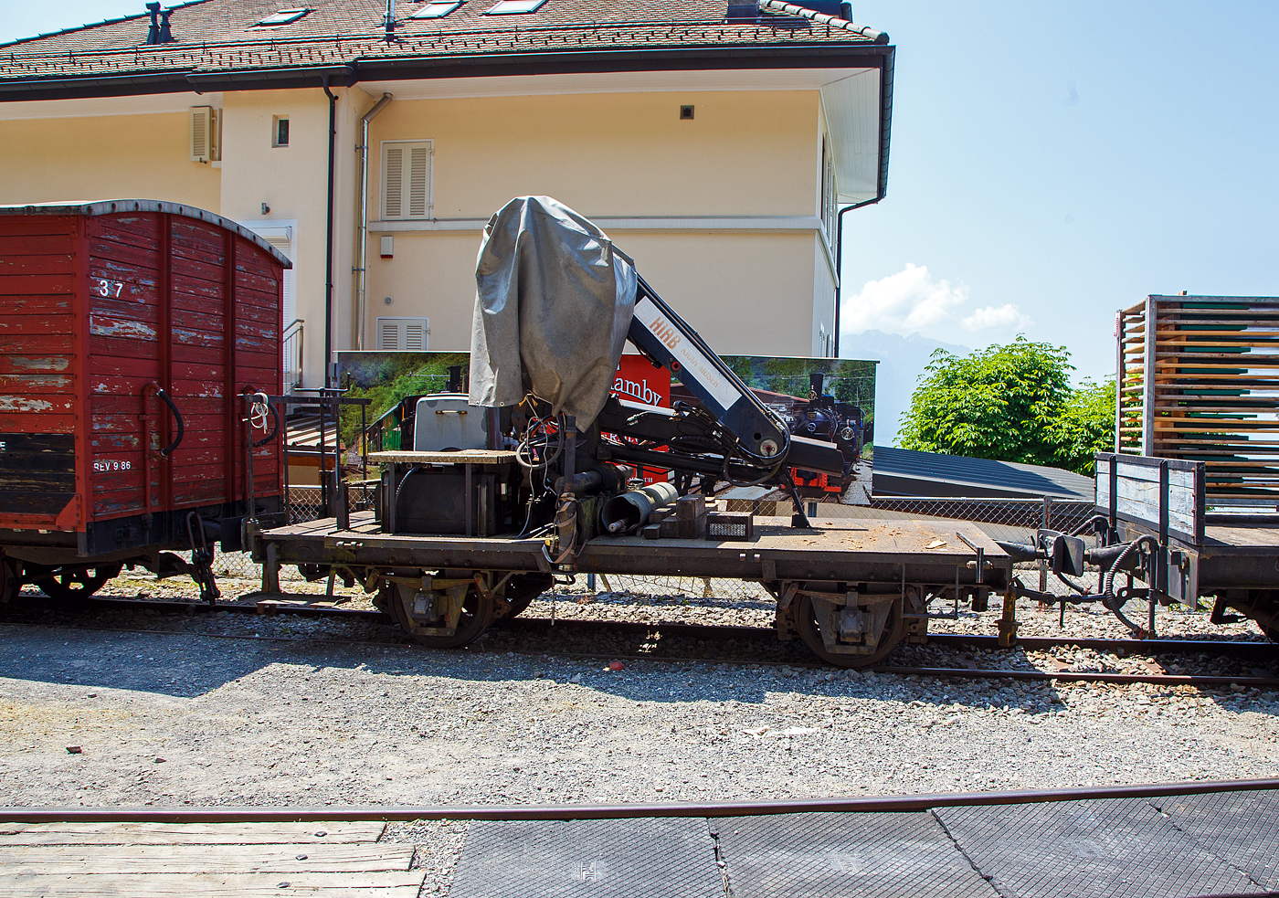 Der zweiachsige Kranwagen X52 der Museumsbahn Blonay-Chamby, ex LLB M 52 (Leuk-Leukerbad-Bahn, franz�sisch Chemin de fer Lo�che-Lo�che-les-Bains), abgestellt am 27. Mai 2023 beim Bahnhof Chamby.

Der zweiachsige Wagen wurde als Flachwagen wurde 1915 von SWS Schlieren (Schweizerische Wagons- und Aufz�gefabrik AG) f�r die Leuk-Leukerbad-Bahn (LLB) gebaut. Nach Einstellung der Bahn 1967 ging er an die BC und wurde 2008 von der Museumsbahn B-C zum Kranwagen X52 umgebaut.
