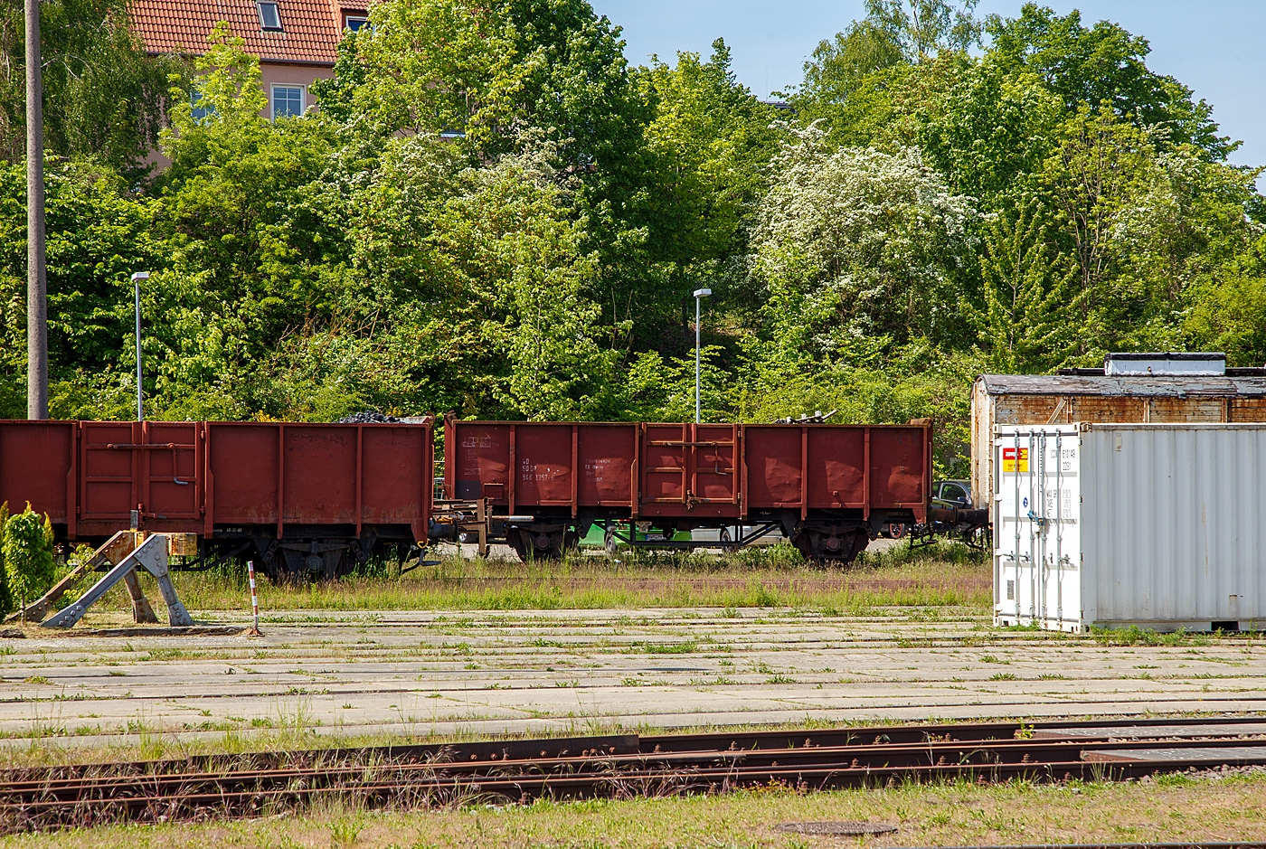 Der zweiachsige offene G�terwagen (als Schlackewagen) ex DR 40 50 946 3357-6, ex DR 40 – 32 – 08 der Gattung/Bauart Ommu 40.0 (heutige Gattung „Es“) der Mecklenburgische Eisenbahnfreunde Schwerin e.V. am 16 Mai 2022 beim MEF - Mecklenburgisches Eisenbahn- und Technikmuseum (Schwerin), dem einstigen Bahnbetriebswerk am Hauptbahnhof.

Dieser Wagen hier diente bei der DR als Schlackewagen, wobei es ein Standard offener G�terwagen der Gattung Ommu ist.

TECHNISCHE DATEN:
Spurweite: 1.435 mm (Normalspur)
Achsanzahl: 2
Gattung: Ommu
L�nge �ber Puffer: 10.000 mm
Achsabstand: 5.400 mm
Ladel�nge: 8.760 mm
Ladefl�che:  24,1 m�
Eigengewicht: 11.300 kg
Max. Zuladung: 28,5 t (ab Streckenklasse C)
H�chstgeschwindigkeit: 90 km/h
Bremse: KE-GP
