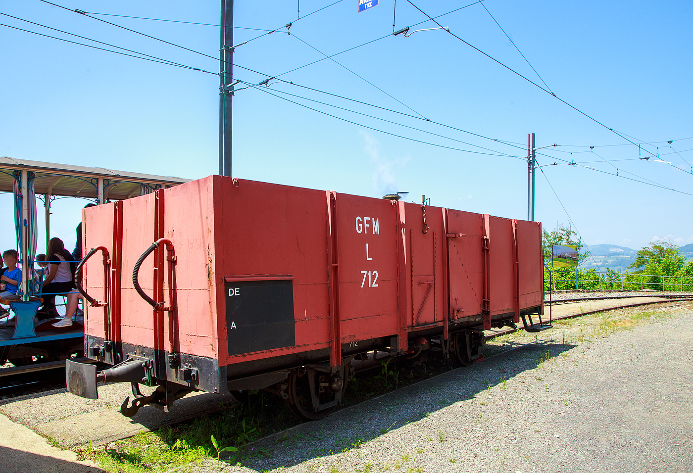 Der zweiachsige offene Güterwagen (Hochbordwagen) mit einer Bremserbühne, ex GFM L 712, ex TPF Ek 712  (Chemins de fer Fribourgeois, ab 2000 tpf - Transports publics fribourgeois SA / Freiburgische Verkehrsbetriebe AG), seit 2002 im Bestand der Museumsbahn Blonay–Chamby, abgestellt am 27.05.2023 beim Bahnhof Chamby.

Vier baugleiche dieser zweiachsigen schmalspurigen Wagen (L 711 bis L 714) wurden 1905 von SWS Schlieren (Schweizerische Wagons- und Aufzügefabrik AG) für die GMF gebaut. Der Wagen L 712 (Ek 712) ging 2002 von der TPF an die BC.

TECHNISCHE DATEN 
Typ: L (später Ek)
Baujahr: 1905
Hersteller: SWS Schlieren
Spurweite: 1.000 mm (Meterspur)
Achsanzahl: 2 
Länge über Puffer: 7.700 mm
Achsabstand: 3.150 mm
Eigengewicht: 5,4 t
Nutzlast: 10,0 t

Quelle: Museumsbahn BC
