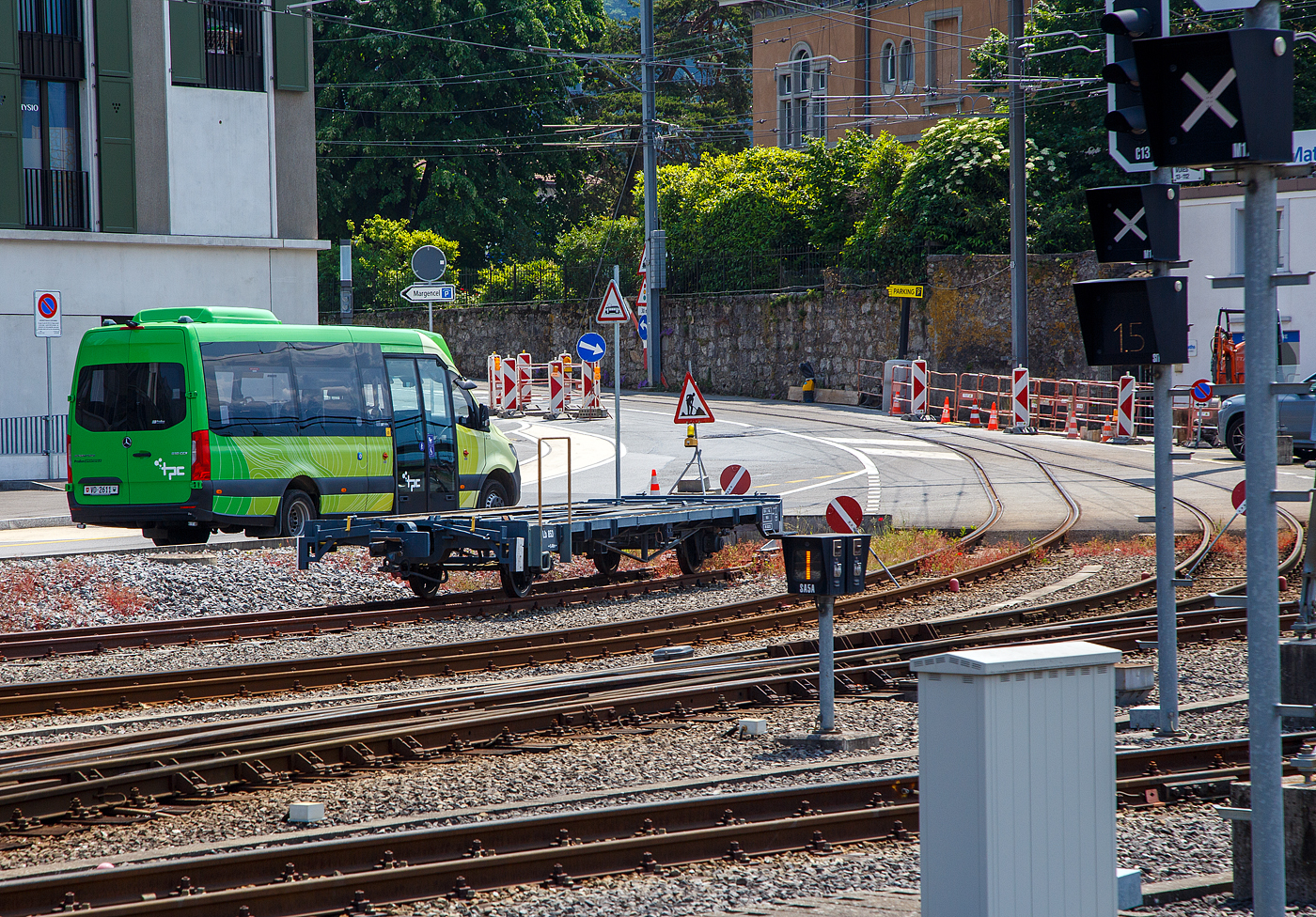 Der zweiachsige (TPC) Trag-/Flachwagen ASD Lb 853 abgestellt am 28.05.2023 im Bahnhof Aigle.

Rechts sieht am die Anfang der Strecke der ehemaligen Aigle-Sépey-Diablerets-Bahn (ASD). Die 23,3 Kilometer lange Strecke ist eine reine Adhäsionsbahn und führt von Aigle über Le Sépey nach Les Diablerets.
