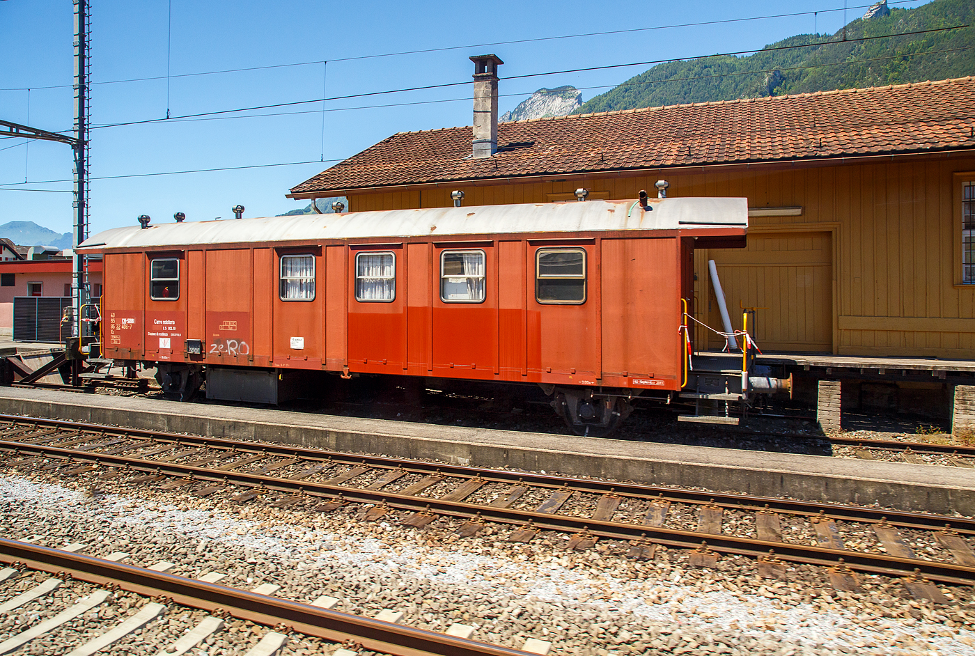Der zweiachsigen SBB Dienstwagen Xs 40 85 96 32 406-7 CH-SBBI der Gattung Xs, abgestellt am 23 Juni 2016 bei Brunnen (Schweiz). Angeschrieben ist „Carro refettorio - Stazione di residenza Erstfeld“, somit übersetzt Speisewagen – Heimatbahnhof Erstfeld, somit war es ein Rottenwagen. In diesen Speisewagen kochte und verpflegte die Rottenköchin für die /die Rotte (Gleisbauarbeiter).

Die letzten Rottenköchinnen traten Ende 2020 in den Ruhestand, ein trauriger Moment für all jene, die diese einzigartige, 100-jährige soziale Einrichtung miterlebt haben. Dank einer gewerkschaftlichen Mobilisierung konnte die Lebensdauer dieser besonderen Speisewagen noch um zehn Jahre verlängert werden. Siehe auch: http://sev-online.ch/de/aktuell/kontakt.sev/2021/bei-der-sbb-geht-eine-ra-zu-ende-202103-49259/


TECHNISCHE DATEN gemäß Anschriften:
Spurweite: 1.435 mm
Anzahl der Achsen: 2
Länge über Puffer: 15.020 mm 
Achsabstand: 9.000 mm
Eigengewicht: 17.600 kg
Max. Zuladung: 5,0 t (ab Streckenklasse A)
Höchstgeschwindigkeit: 100 km/h
Bremse: Frein O-P (17 t)
TECHNISCHE DATEN gemäß Anschriften:
Spurweite: 1.435 mm
Anzahl der Achsen: 2
Länge über Puffer: 15.020 mm 
Achsabstand: 9.000 mm
Eigengewicht: 17.600 kg
Max. Zuladung: 5,0 t (ab Streckenklasse A)
Höchstgeschwindigkeit: 100 km/h
Bremse: Frein O-P (17 t)
