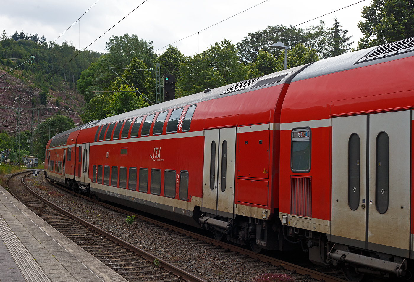 Der zweite Klasse klimatisierter Doppelstock-Reisezugwagen (Hocheinstiegs-Dosto) D-DB 50 80 26-75 046-5, der Gattung DBpza 753.5, vom rsx - Rhein-Sieg-Express der DB Regio NRW (Aachen), am 10 Juni 2024 im Zugverband vom RE 9 im Bahnhof Kirchen (Sieg). 

Der Wagen wurde 1999 von der DWA Deutsche Waggonbau AG im Werk Görlitz (ex Waggonbau Görlitz, heute Bombardier) gebaut und an die DB Regio NRW (Aachen), für den rsx - Rhein-Sieg-Express (RE 9) geliefert.

TECHNISCHE DATEN: 
Gattung/Bauart: DBpza 753.5,
Spurweite: 1.435 mm
Anzahl der Achsen: 4
Länge über Puffer: 26.800 mm
Wagenkastenlänge: 26 400 mm
Wagenkastenbreite: 2.784 mm
Höhe über Schienenoberkante: 4.631 mm
Drehzapfenabstand: 20.000 mm
Achsstand im Drehgestell: 2 500 mm
Drehgestellbauart:  Görlitz VIII
Leergewicht: 48 t
Höchstgeschwindigkeit: 160 km/h 
Sitzplätze: 139 in der 2. Klasse
Toiletten: 1, geschlossenes System
Einstieg: Hoch
Bremse: KE-R-A-Mg (D)
Bemerkung: ohne Mehrzweckabteil; eingeschränkt dieselloktauglich
Heizung: Klimaes
