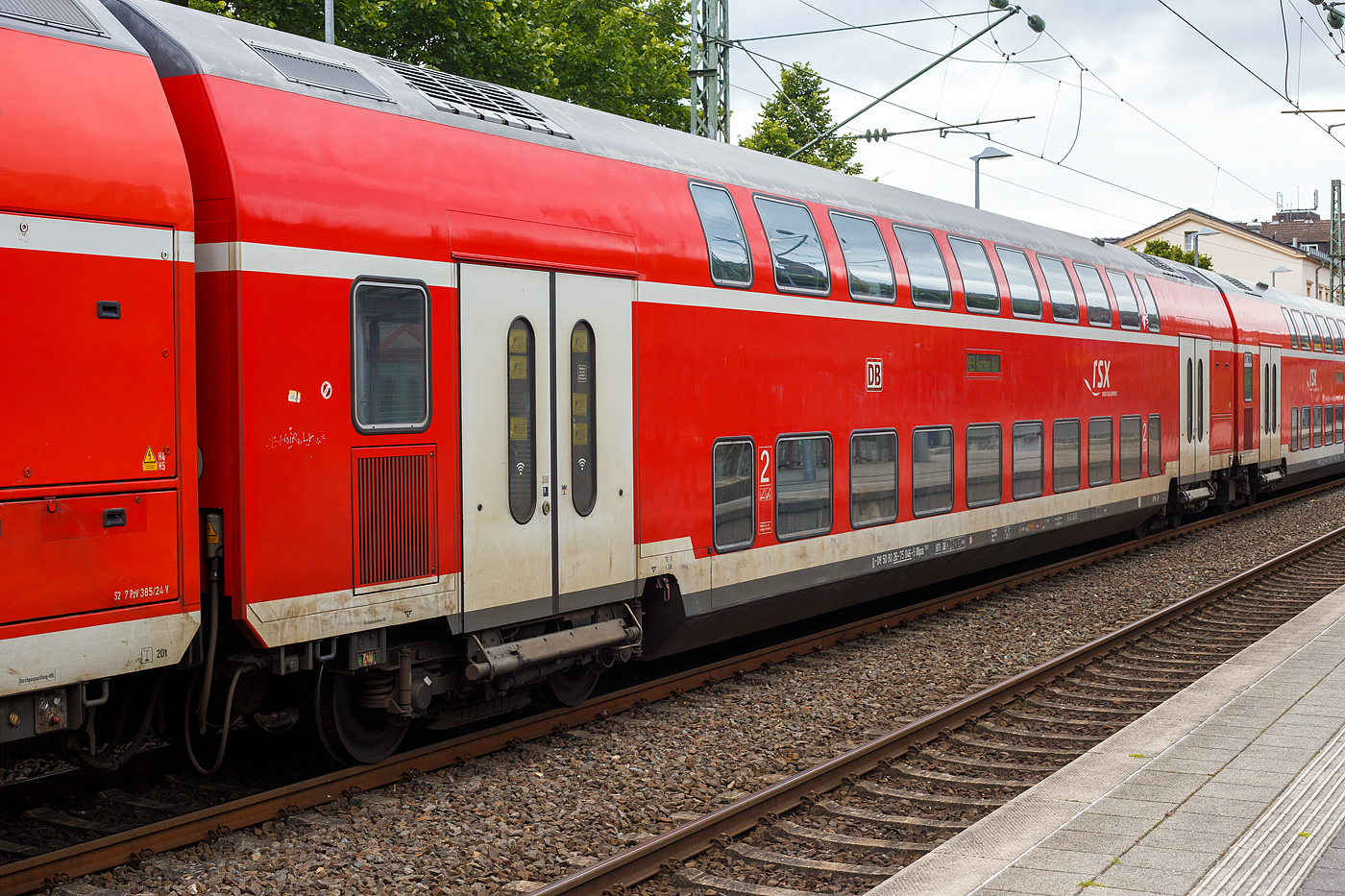 Der zweite Klasse klimatisierter Doppelstock-Reisezugwagen (Hocheinstiegs-Dosto) D-DB 50 80 26-75 046-5, der Gattung DBpza 753.5, vom rsx - Rhein-Sieg-Express der DB Regio NRW (Aachen), am 10 Juni 2024 im Zugverband vom RE 9 im Bahnhof Kirchen (Sieg). 

Der Wagen wurde 1999 von der DWA Deutsche Waggonbau AG im Werk Görlitz (ex Waggonbau Görlitz, heute Bombardier) gebaut und an die DB Regio NRW (Aachen), für den rsx - Rhein-Sieg-Express (RE 9) geliefert.

TECHNISCHE DATEN: 
Gattung/Bauart: DBpza 753.5,
Spurweite: 1.435 mm
Anzahl der Achsen: 4
Länge über Puffer: 26.800 mm
Wagenkastenlänge: 26 400 mm
Wagenkastenbreite: 2.784 mm
Höhe über Schienenoberkante: 4.631 mm
Drehzapfenabstand: 20.000 mm
Achsstand im Drehgestell: 2 500 mm
Drehgestellbauart:  Görlitz VIII
Leergewicht: 48 t
Höchstgeschwindigkeit: 160 km/h 
Sitzplätze: 139 in der 2. Klasse
Toiletten: 1, geschlossenes System
Einstieg: Hoch
Bremse: KE-R-A-Mg (D)
Bemerkung: ohne Mehrzweckabteil; eingeschränkt dieselloktauglich
Heizung: Klimaes
