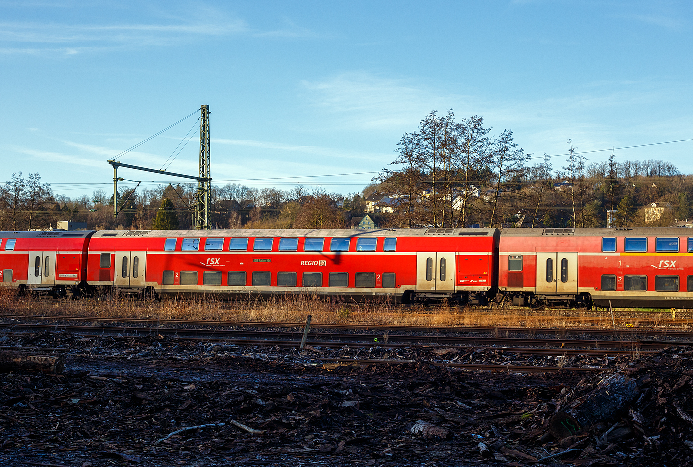 Der zweite Klasse klimatisierter Doppelstock-Reisezugwagen (Hocheinstiegs-Dosto) D-DB 50 80 26-75 136-4, der Gattung DBpza 753.5, vom rsx - Rhein-Sieg-Express der DB Regio NRW (Aachen), eingereiht im Zugverband bei der Zugdurchfahrt am 26 Dezember 2024 in Scheuerfeld/Sieg

Der Wagen wurde 2002 von Bombardier in Görlitz (ex DWA - Deutsche Waggonbau AG gebaut.

TECHNISCHE DATEN:
Gattung/Bauart: DBpza 753.5,
Spurweite: 1.435 mm
Anzahl der Achsen: 4
Länge über Puffer: 26.800 mm
Wagenkastenlänge: 26 400 mm
Wagenkastenbreite: 2.784 mm
Höhe über Schienenoberkante: 4.631 mm
Drehzapfenabstand: 20.000 mm
Achsstand im Drehgestell: 2 500 mm
Drehgestellbauart: Görlitz VIII
Leergewicht: 48 t
Höchstgeschwindigkeit: 160 km/h
Sitzplätze: 139 in der 2. Klasse
Toiletten: 1, geschlossenes System
Einstieg: Hoch
Bremse: KE-R-A-Mg (D)
Bemerkung : 1 Mehrzweckabteil; eingeschränkt dieselloktauglich
Heizung: Klimaes 