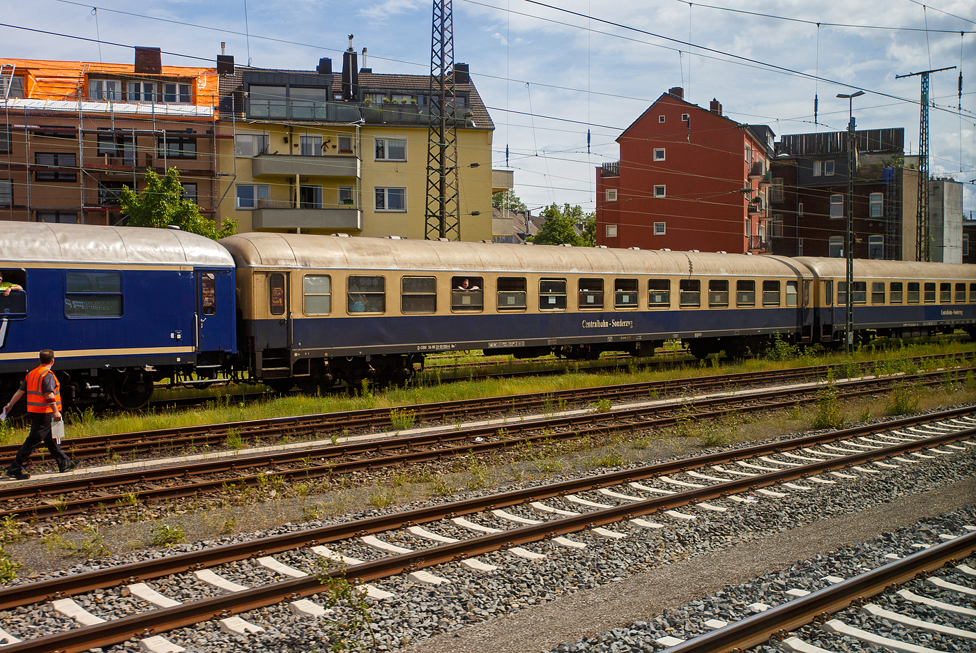 Der zweite Klasse Reisezugwagen (Abteilwagen) D-CBB 56 80 22-30 004-6 der Gattung Bm 234 der Centralbahn GmbH (Mönchengladbach), eingereiht im Zugverband eines mit 12 Wagen sehr langen Sonder- oder Partyzug der CBB, am 16 Mai 2024 in Köln-West, aufgenommen aus einen Zug heraus.

Der Wagen wurde 1974 von der Waggon Union (WU) in Berlin-Borsigwalde, als UIC-X Schnellzugwagen der Gattung Büm 234 für die Deutschen Bundesbahn (DB) gebaut und bekam die Nummer D-DB 51 80 22-70 752-6, später wurde er zum D-DB 51 80 22-90 455-2 Bm 235, im Jahr 1994 wurde er zu D-DB 51 80 22-30 411-8 Bm 234, Im Jahr 1999 ging er dann an die HEF - Historische Eisenbahn Frankfurt e.V. (neue Nummer 51 80 02-30 105-0 Bm 027), 2007 dann an die DME - Deutsche Museums-Eisenbahn (Museum Darmstadt Kranichstein) wo er dann die Bezeichnung 56 80 22-30 004-6 D-DME Bm 234 bekam, letztendlich 2009 kam er dann an die Centralbahn GmbH.

Der Wagen ist für eine Höchstgeschwindigkeit von 140 km/h (RIC) zugelassen.