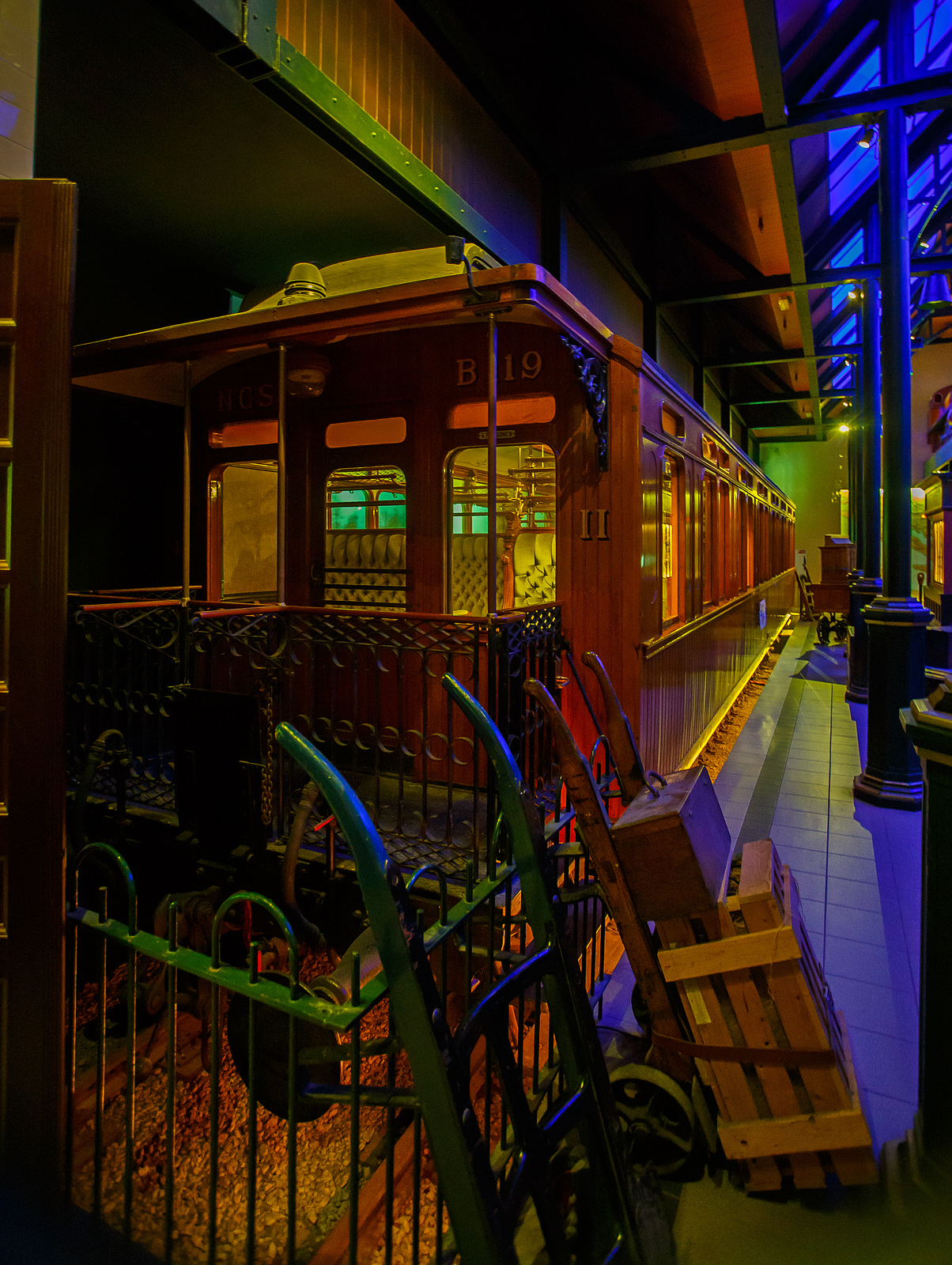 Der zweite Klasse Reisezugwagen NCS B 119, ein luxuriöser Teakholzwagen der ehemaligen NCS - Nederlandsche Centraal Spoorwegmaatschappij (Niederländische Zentralbahngesellschaft) am 24. Juni 2025 im Het Spoorwegmuseum (bis 2005 NSM - Nederlands Spoorwegmuseum / Niederländischen Eisenbahnmuseum) in Utrecht im ehemaligen Bahnhof Maliebaan. Nicht nur die Compagnie Internationale des Wagons-Lits (CIWL) für ihre Luxuszüg, wie beispielsweise dem Orient-Express, hatte solche Wagen.

Dieser äußerst luxuriösen Abteilwagen vom Typ BL8 (Serie B 111 – 127) wurde 1904 in der eigenen Werkstatt der NCS in Utrecht (Werkplaats NCS) gebaut. 

Bedingt durch den Ersten Weltkrieg wurde 1917 eine Zweckgemeinschaft der unabhängigen Eisenbahngesellschaften HSM beziehungsweise HIJSM (Hollandsche IJzeren Spoorweg-Maatschappij) und SS (Maatschappij tot Exploitatie van Staatsspoorwegen) gegründet. Da die NCS unter der Kontrolle der SS stand, wurde sie von diesem Moment an auch Teil der neuen Partnerschaft. Der Betrieb wurde am 1. Juni 1919 an die SS übertragen. Die beiden Gesellschaften errichteten einen gemeinsamen Bahnbetrieb, blieben aber rechtlich unabhängig. Dies änderte sich 1938, als HIJSM und SS vollständig fusionierten und in der AG NS (Nederlandse Spoorwegen, früher Nederlandsche Spoorwegen geschrieben) aufgingen. Das Rollmaterial wurde bereits 1921 zusammengelegt. Somit wurde ab 1924 der Wagen als NS B 1814 geführt, 1952 wurde er außer Dienst gestellt und für das Eisenbahnmuseum erhalten. Er kam 1977 vollständig restauriert als NCS B 119 dort an. Seitdem ist ein Paradewagen des Museums.

Anfang des 20. Jahrhundert war es den lokalen Eisenbahnen in den Niederladen gesetzlich verboten Waggons der 1. Klasse einzusetzen. Um doch wohlhabende Passagiere von Zeist und Baarn (einschließlich des Direktors der NCS) in passender Art zu befördern umging die NCS mit diesen als 2. Klasse Wagen klassifizierten äußerst luxuriösen Standard. Neben den teakholzgetäfelten Außenwänden ist auch der Innenraum opulent und gepflegt. Zu beiden Seiten des Mittelgangs befinden sich gepolsterte Doppelbänke mit Wendekissen. Im Winter war die plüschige Seite oben, im Sommer die kühlere, lederbezogene Seite. Lampen, Gepäckablagen, Aschenbecher, alles ist wunderschön verarbeitet und aus Kupfer gefertigt. Die Waggons wurden unter anderem auf den (Lokal-)Bahnen Utrecht–Den Dolder–Baarn und Utrecht–Bilthoven–Zeist eingesetzt. Insgesamt gab es siebzehn dieser Wagen.

TECHNISCHE DATEN:
Baujahr: 1904 (Ausmusterung 1952)
Spurweite: 1.435 mm (Normalspur)
Achsen: 4 (in 2 Drehgestellen)
Achsfolge: 2'2'
Länge über Puffer: 17.540 mm
Höchstgeschwindigkeit: 80 km/h
Sitzplätze: 56 in 8 Abteilen
