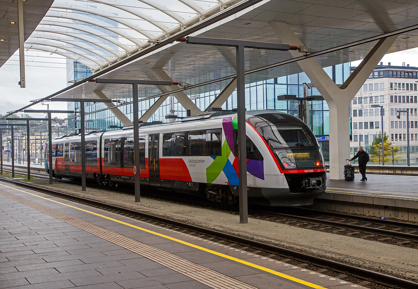 Der zweiteilige Siemens Desiro Classic (Dieseltriebzug) ÖBB 642 136 / 642 636 (95 80 0642 136-5 D-DB / 95 80 0642 636-4 D-DB), steht am 11.09.2022 im Hbf Salzburg, als ÖBB (Salzburg Verkehr) RX 21 Braunau am Inn nach Freilassing, zur Abfahrt bereit. 

Der Desiro Classic wurde 2001 von Siemens in Uerdingen (ex DUEWAG) gebaut, der VT 642 136 unter der Fabriknummer 92018 und der VT 642 636 unter der Fabriknummer 92168.

Seit dem Fahrplanwechsel im Dezember 2019 haben die ÖBB sechs Dieseltriebwagen der BR 642 (642 083, 084, 087, 130, 136 und 204) von der DB Regio Netz Verkehrs GmbH angemietet, diese entsprechen weitgehend der ÖBB Baureihe 5022. Die Triebzüge sind nun in Salzburg beheimatet, sind aber noch in Deutschland registriert und tragen die deutschen NVR-Nummer. Die Wartung erfolgt durch die ÖBB in Salzburg. Die Fahrzeuge werden auf der Mattigtalbahn (Braunau–Salzburg) mit Durchbindung nach Freilassing eingesetzt. 