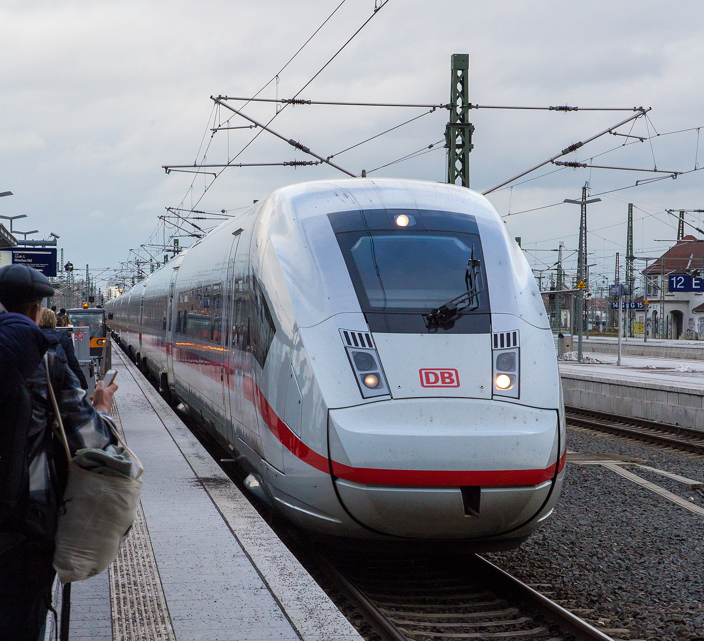 Der zw�lfteilige ICE 4 der Baureihe 412.0, Tz 9039, erreicht am 08 Dezember 2022 p�nktlich, als ICE 599 (Berlin Gesundbrunnen - Leipzig Hbf – Eisenach – Fulda - Frankfurt (Main) Hbf - Mannheim Hbf - Stuttgart Hbf - M�nchen Hbf)
P�nktlich den Hauptbahnhof Leipzig.
