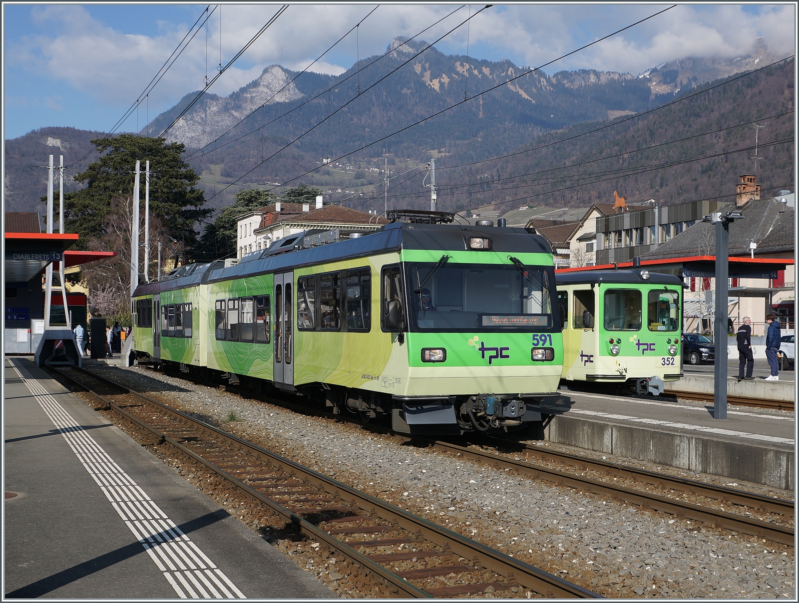 DerTPC Beh 4/8 591 ist von Les Diablerets kommend in Aigle angekommen und bleibt nun für die in einer knappen Stunde geplanten Rückfahrt nach Les Dialerets hier stehen. 

17. Feb. 2024