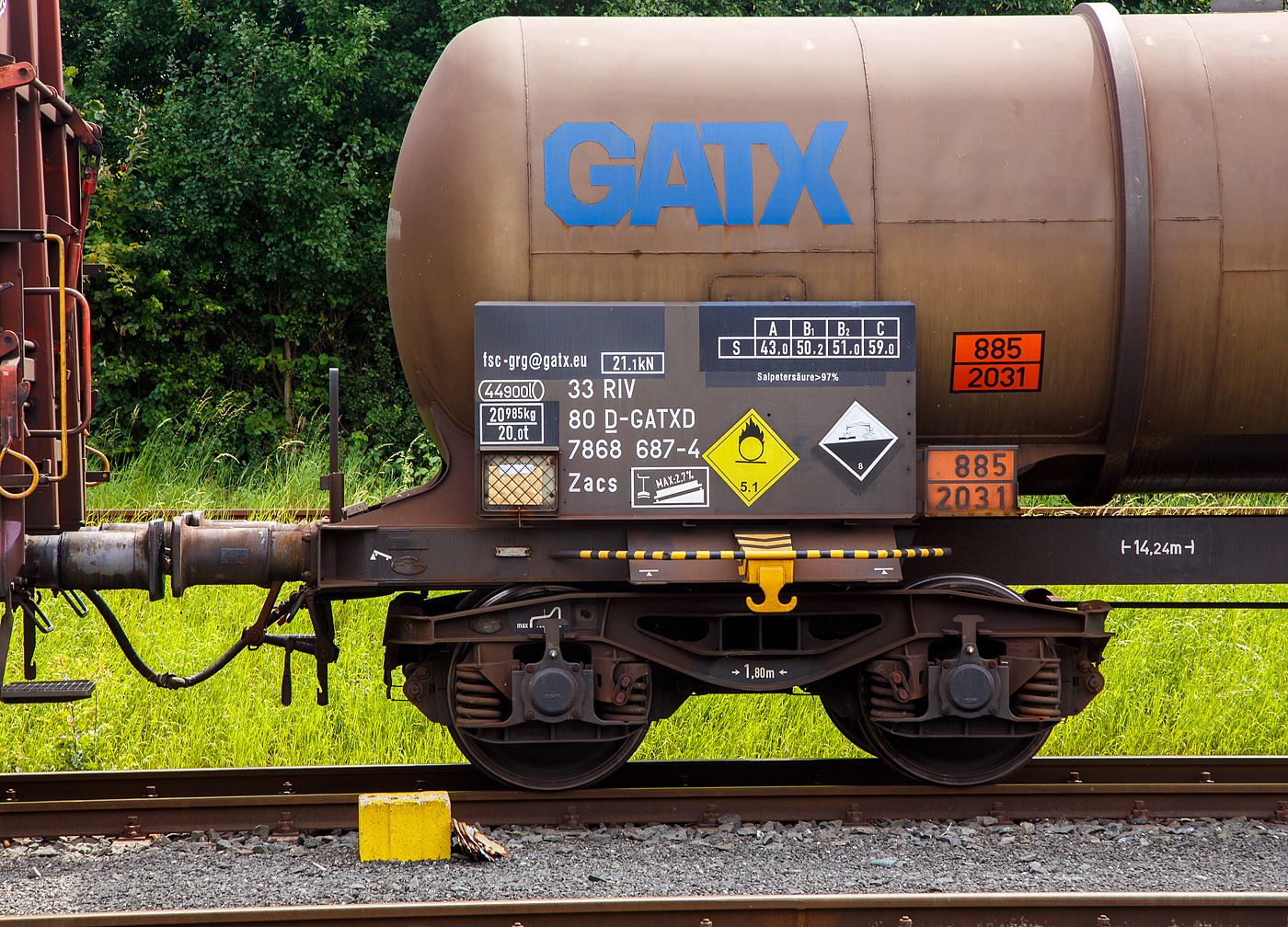 Detailbild der Anschiftentafel am Drehgestell-Kesselwagen für Salpetersäure (>97%), der Gattung Zacs, registriert als 33 80 7868 687-4 D-GATXD der GATX Rail Germany GmbH am 24.08.2023 in Herdorf.