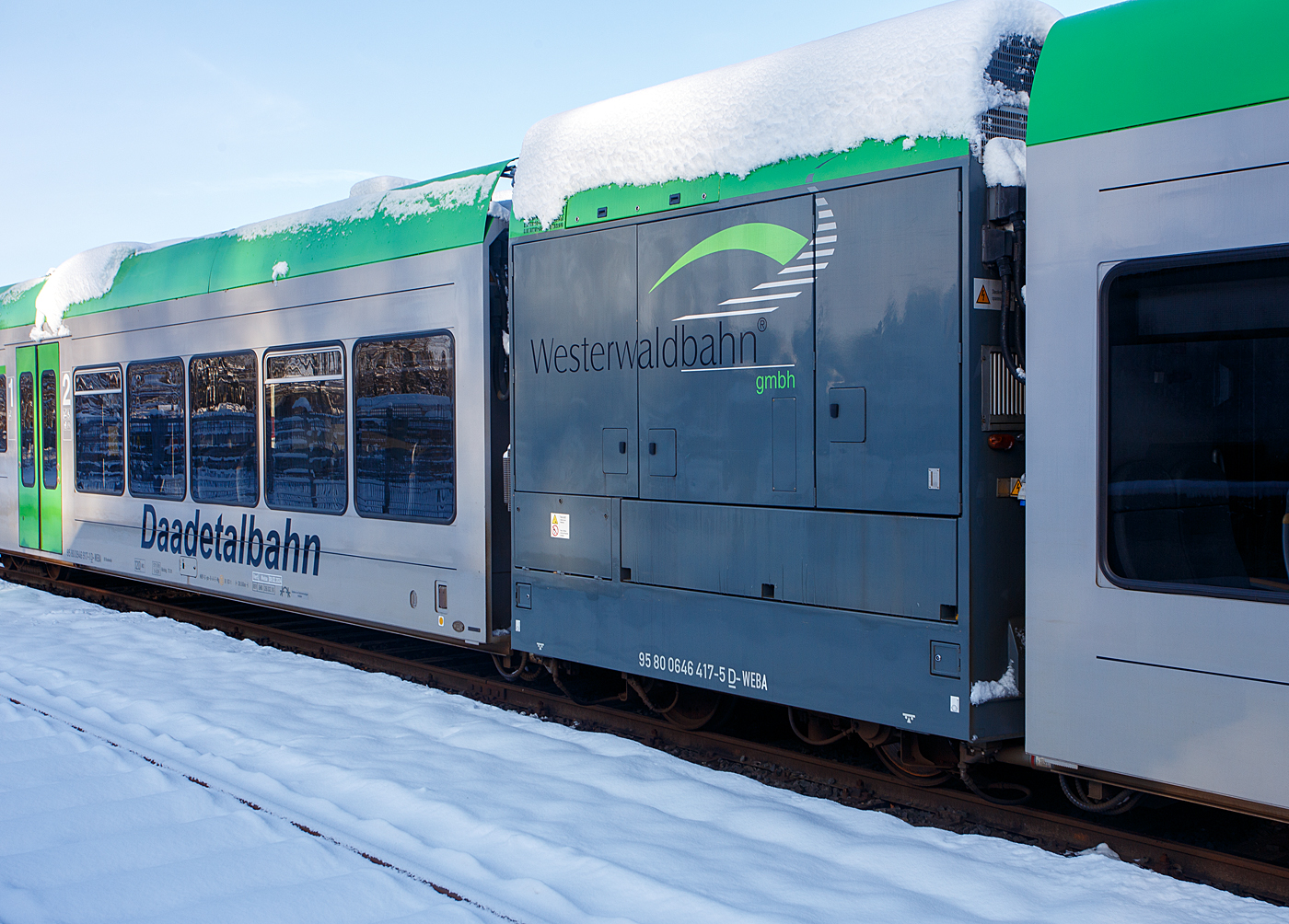 Detailbild von dem mittigen Antriebsmodul (auch Antriebscontainer genannt), 95 80 0646 417-5 D-WEBA, von dem Daadetalbahn Stadler GTW 2/6  - VT 117 der Westerwaldbahn, am ersten Advent dem 03 Dezember 2023 abgestellt auf dem Betriebshof der Westerwaldbahn (WEBA) auf der Bindweide bei Steinebach/Sieg.