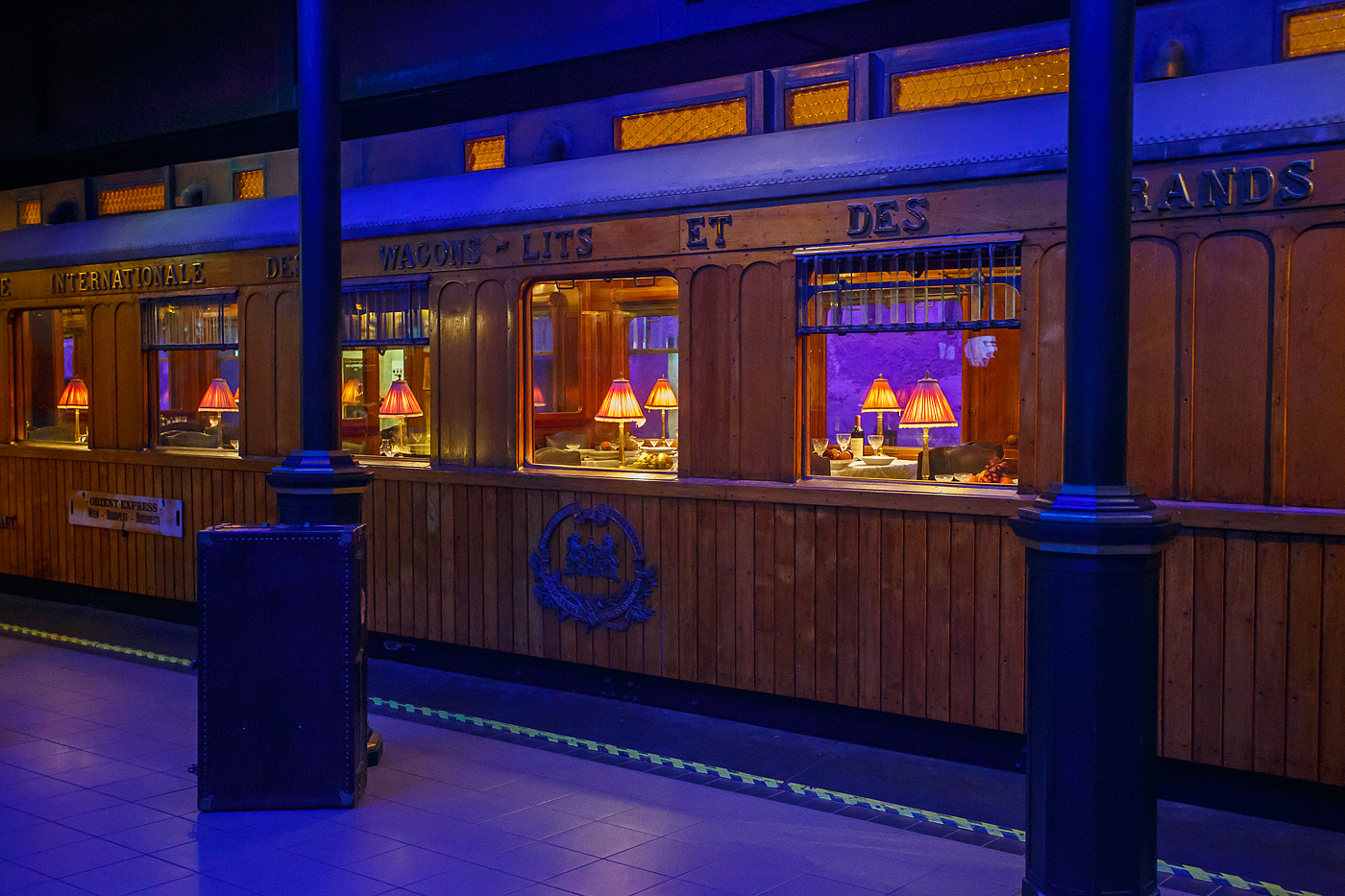 Detailbild von dem Teakholz-Speisewagen WR 2287 ehemals der CIWL - Compagnie Internationale des Wagons Lits et des Grands Express Européens, am 24 Juni 2025 im Het Spoorwegmuseum (bis 2005 NSM - Nederlands Spoorwegmuseum / Niederländischen Eisenbahnmuseum) in Utrecht im ehemaligen Bahnhof Maliebaan.

Der Wagen wurde 1911 von Rába Magyar Waggon- és Gépgyár Reszvénytársaság in Győr, Ungarn (Raab Ungarische Waggon- und Maschinenfabrik Aktiengesellschaft) für die Compagnie Internationale des Wagons Lits et des Grands Express Européens (CIWL) gebaut. 
