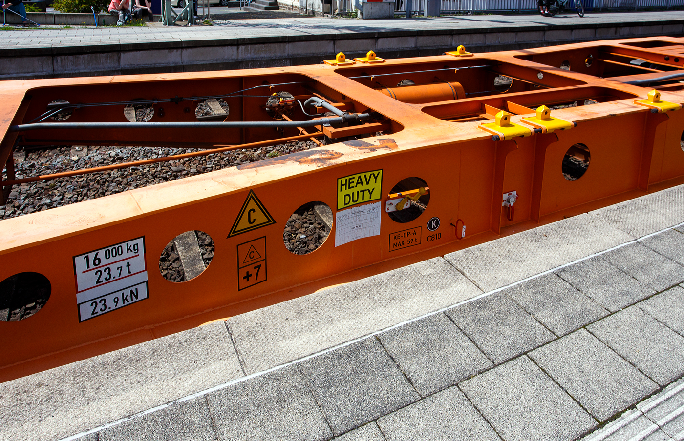 Detailbild des leeren vierachsigern Containertragwagen 48‘ («5L» Tragwagen) 33 85 4505 208-0 CH-WASCO der Gattung Sgmmns 54‘, für den Transport von intermodalen Ladeeinheiten und des Wascosa flex freight system (Wechselaufbauten), der Wascosa AG am 16 Juli 2025 im Zugverbund bei einer Zugdurchfahrt mit Hp 0 Halt im Bahnhof Kirchen/Sieg.

Gebaut wurde der Wagen 2019 vom slowakischen Güterwagenhersteller Tatravagónka in Poprad unter der Fabriknummer 028.